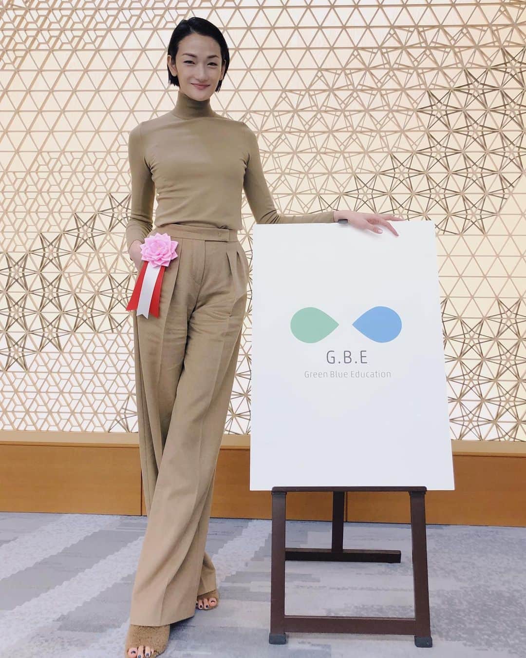 のインスタグラム：「未来を考える 第一回Green Blue Education Forum コンクールに審査員として参加しました。 小学生から大学生まで、未来の為に何ができるのか、一生懸命考えたプレゼンテーションを披露してくれました。 大人には気がつくことの出来ない視点、斬新なアイデア、子供達の未来、私達の未来。 勉強になりました。 ありがとう。 来年もコンクール開催予定だそうです！  #SDGs #aitominaga #冨永愛 #未来を考える」
