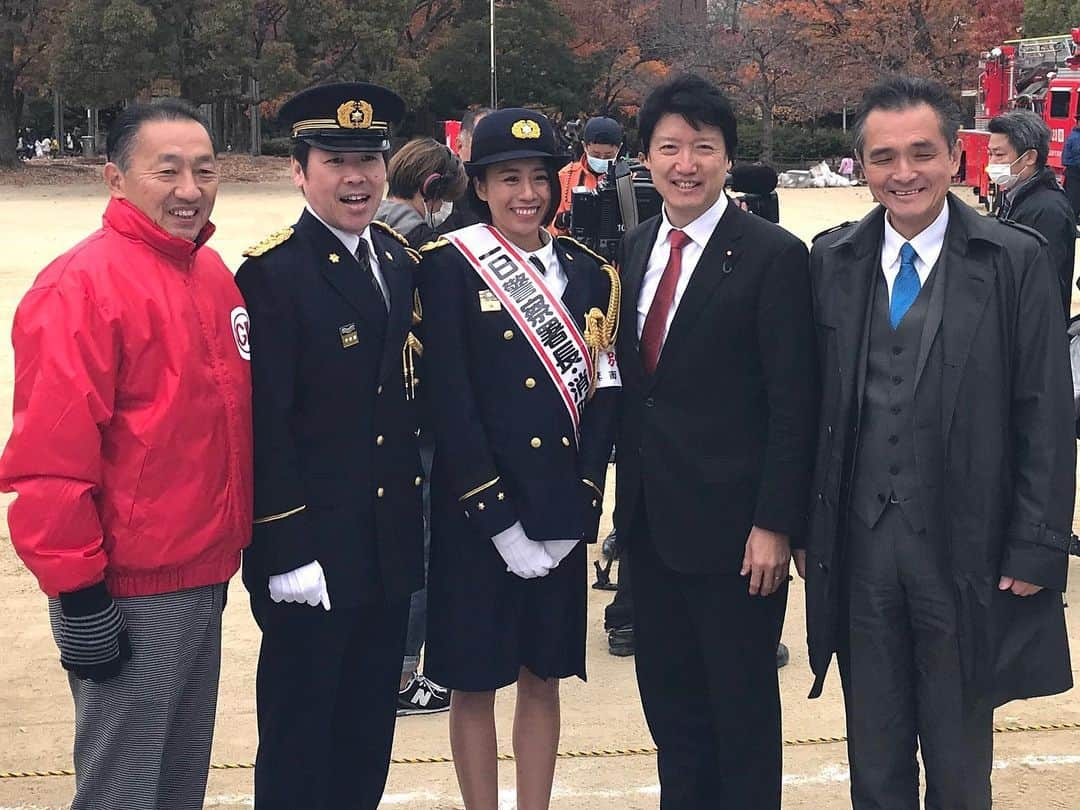 足立康史さんのインスタグラム写真 - (足立康史Instagram)「今朝は、箕面市の歳末特別警戒部隊合同発隊式からスタート。１日警察署長消防長を務めて下さった吉田胡桃さんは、追手門学院大出身のシンクロ銅メダリスト。https://mainichi.jp/sportsspecial/articles/20160820/ddn/041/050/008000c 午後は能勢町に移動し、月間最後の五ヶ所目となる国政報告会を浄るりシアターで開催しました。会合の様子は、追ってYouTubeチャンネル #あだチャン https://www.youtube.com/user/adachi834 にアップしますので是非ご覧下さい。 ‪#191130 #あだチャン 国政報告会 in 能勢 #あだち康史 #足立康史 https://youtu.be/H9bzAST_8Cc @YouTubeより‬」11月30日 20時19分 - adachiyasushi