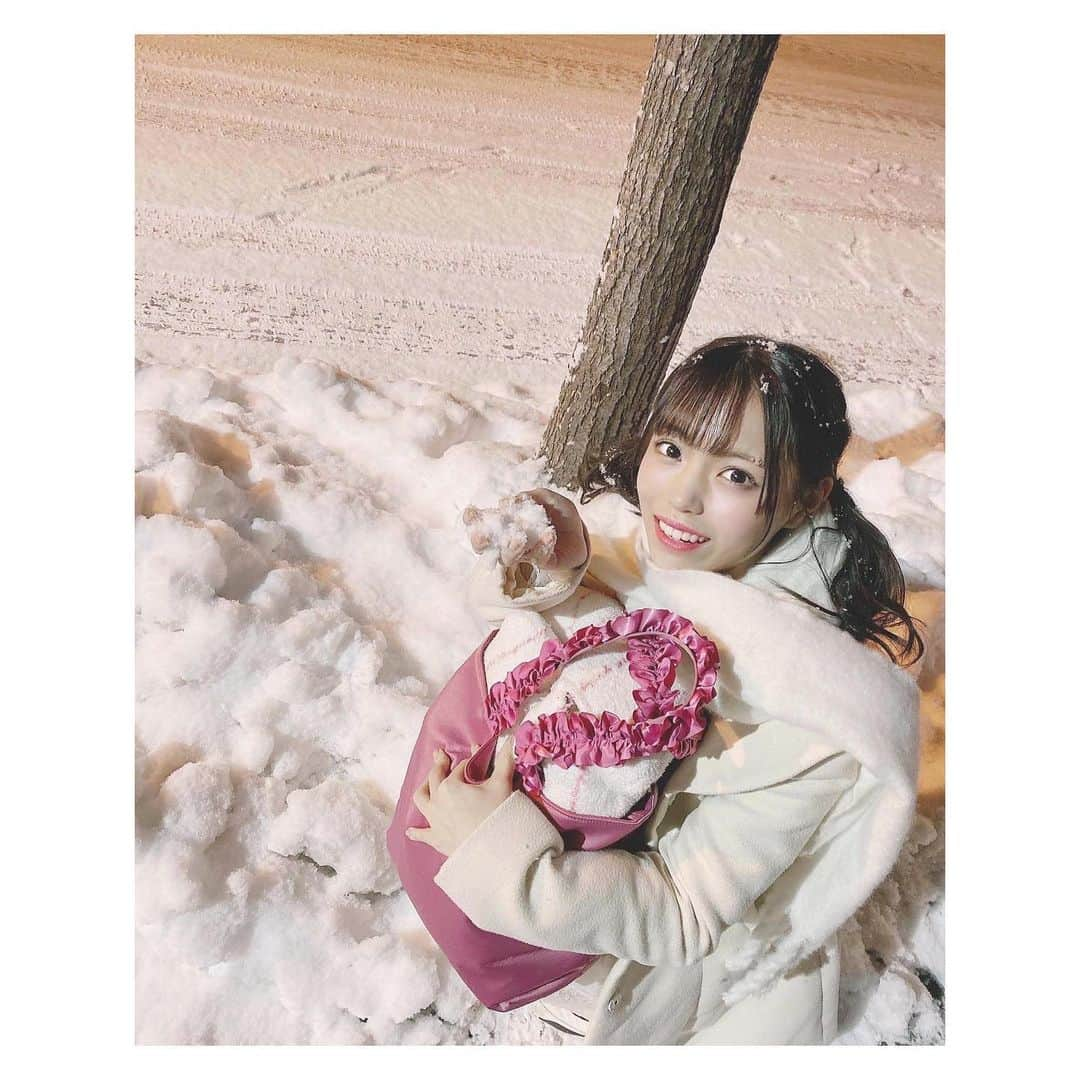 岩田陽菜さんのインスタグラム写真 - (岩田陽菜Instagram)「白くてふわふわの擬人化マンです❄️☃️❄️﻿ ﻿ ﻿ #北海道#雪#snow#冬#winter#寒い#綺麗#白#white#ふわふわ#白コーデ#コート#tittyandco #マフラー#casita#winterfashion#ヘアアレンジ#ツインテール#バック#maisondefleur」11月30日 20時21分 - hina_naso_stu48