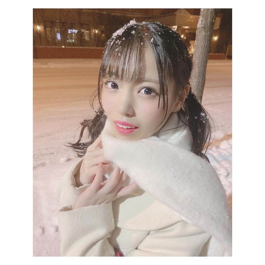 のインスタグラム：「白くてふわふわの擬人化マンです❄️☃️❄️﻿ ﻿ ﻿ #北海道#雪#snow#冬#winter#寒い#綺麗#白#white#ふわふわ#白コーデ#コート#tittyandco #マフラー#casita#winterfashion#ヘアアレンジ#ツインテール#バック#maisondefleur」