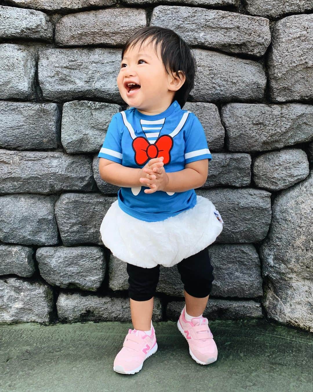 新井ニーニャのインスタグラム：「🐭﻿ ﻿ ﻿ 🖤𝐃𝐢𝐬𝐧𝐞𝐲 𝐥𝐚𝐧𝐝🏰﻿ ﻿ ﻿ ハロウィンが終わったタイミングで﻿ 人が少ない時期を狙い﻿ かおたん初インパ🙊💗💗💗﻿ ﻿ 買っておいたディズニーランド内で買える﻿ このドナルドのコスプレを﻿ ようやく！と思って着せたのですが﻿ まさかのパツパツ🤣💦﻿ かおたん、サイズ80はもう無理なようで🥴﻿ 完成度も低めなので、完全に自己満です🤣﻿ ﻿ 2枚目はマイブームの『集中！』という技。﻿ 『集中！』っていうと目を瞑り集中します。笑﻿ ﻿ ﻿ ﻿ 3人目って成長が早すぎて﻿ 全然気持ちが追いつけない🤦🏼‍♀️﻿ ﻿ 1人目の頃は毎日てんやわんやして﻿ 長かったように感じたのになぁ〜🤷🏼‍♀️💫﻿ ﻿ ﻿ ﻿ これはイッツアスモールワールド乗り終わり﻿ テンション上がり始めたところ🥰﻿ ﻿ ﻿ ﻿ #ディズニーランド #ディズニー #ディズニーランドデビュー #インパ #ベビーディズニー #赤ちゃんとディズニー #赤ちゃんとディズニーランド #ドナルドコスプレ #ベビーコスプレ #親子ディズニー #ディズニーコーデ #ディズニーコスプレ #ドナルド #ドナルドコーデ #ドナルドコスプレ #ドナルドコス #ドナルド好きな人と繋がりたい﻿」