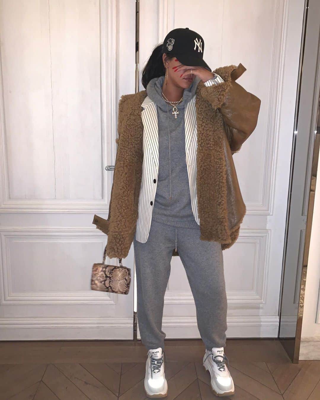 リアーナのインスタグラム：「just wanted to show y’all my coat...again. @FENTY」