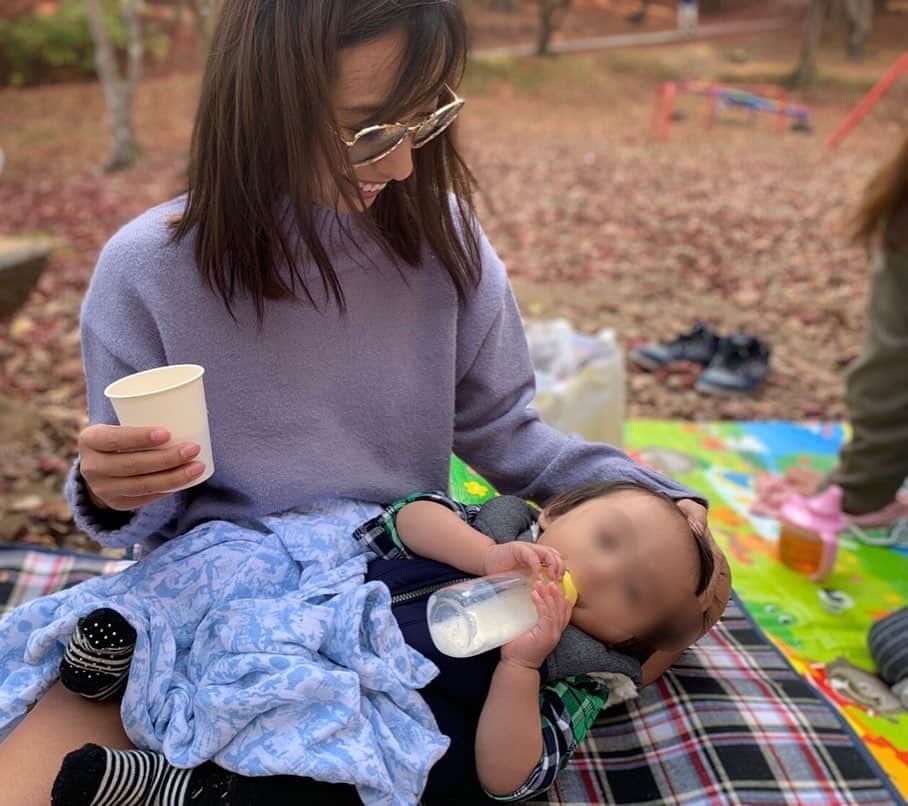 のインスタグラム：「今日で11月も終わりだね🍂 紅葉ももう 散ってました🍁 次は雪の季節だね〜☃️ 息子が毎日 いろんなことできるように なって 日々感動🥺 でもたまに まだ赤ちゃん❤️ はぁなんて愛おしいの❤️ この前天気良かったけん ママ友に連絡して 紅葉狩りしたよ🤣 セルフタイマーで タカイタカーイの 写真撮るの なかなか大変だったな🤣 生まれた時から 一緒だったみんなが 滑り台で遊んだりしてるの みるのも 感動🥺✨ #紅葉狩り #ママ友  #ピクニック  #公園  #たかいたかい  #1歳1ヶ月  #赤ちゃん  #赤ちゃんのいる生活」
