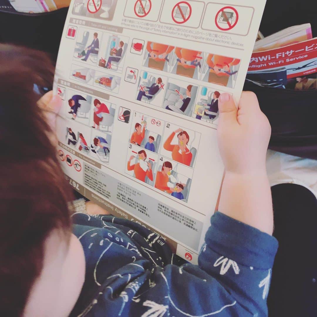 加藤千恵のインスタグラム：「機内で「安全のしおり」を読み込んでいた。意識高くてえらい。 そして髪の毛が伸びてきていて、しょっちゅうはねまくっている。。。寝起きが特にすごいことに。適当に切ってたけど、そろそろ美容室デビューを考えるべきか。」