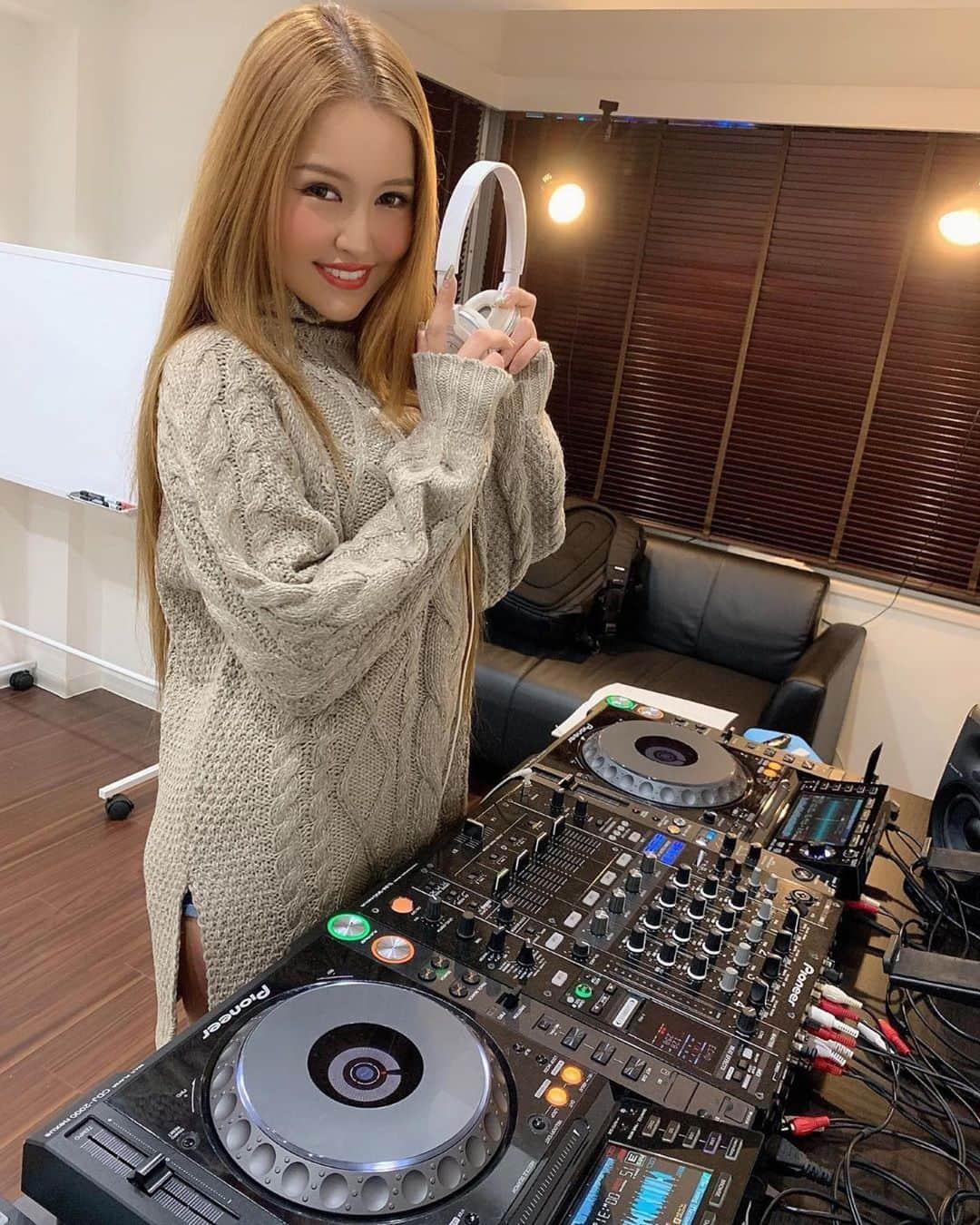 MITOMI TOKOTOさんのインスタグラム写真 - (MITOMI TOKOTOInstagram)「実は今月から @djshotamusic 先生と渡辺姉妹が DJ の勉強をスタートしました！😱㊗️🎊✨ 9月の BIKINI DE LIVE でサイバージャパンのファンからの判断がかなり良かったので、来年から BIKINI NIGHT じゃないイベントで大活躍する予定！😊👍 . #Repost @watanabekanae ・・・ 実は、先週からDJの勉強を本格的にスタートしております‼️🎧🔥🔥🔥 何か新しいことをイチから真剣に学ぶのって刺激的で本当に楽しいです‼️ きっかけは4年程前から、かずえが〝DJアワビ〟って自分のこと言ってて笑😂いつか姉妹でDJやりたいねって話してて👭 この間のBIKINI de LIVEでその機会を頂けて、約10分間でしたが渡辺シスターズとしてDJさせて頂きました‼️ そのお客さんからの反応が、よかったよ！とか、またシスターズのDJが見たい！って言ってくれたので、本格的にやってみたい！と背中押してもらえました😭❤️ DJさんのお仕事は、常にいろんなクラブでいろんなDJさんを近くで長年見てきたので、大リスペクトがありますので✨ しっかり勉強して特訓して確実な技術を身に付けてから、皆さんの前に立ちたいなと思って、猛勉強中です🔥 頑張るので、楽しみにしてくれたら嬉しいです🙏💕 DJスクールの先生してくださってるSHOTAさん @djshotamusic ✨ よろしくお願い致します🙇‍♀️✨ 動画まだまだぎこちないですが😭成長記録用に😭 頑張ります‼️ #DJ #DJ渡辺シスターズ #勉強中」11月30日 20時40分 - mitomitokoto