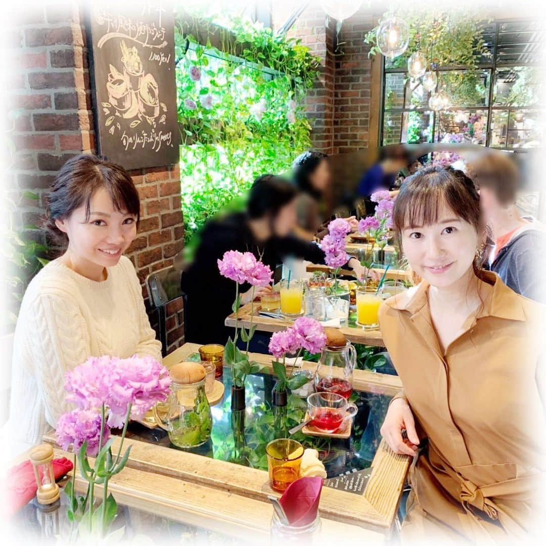 柴本愛沙さんのインスタグラム写真 - (柴本愛沙Instagram)「お花いっぱいのカフェ💐 同じ事務所で、元OBSアナウンサーの 小野裕子ちゃんと💕  早朝勤務終わりで、 いつもなら帰宅してる時間だったけど、 たまたま事務所に寄ったら会えたという✨  実は1ヶ月前にも遊んだけど、 写真撮り忘れたので今回こそは！ ちゃんと残しましたー📸  大分にいた頃も度々連絡くれて、 ここでこんな花咲いてるよ！とか いろいろ教えてくれたお優しい人♡  昨日もたくさん癒されました☺︎ ありがとう！  #カフェめぐり #赤坂 #赤坂カフェ #赤坂カフェ巡り #akasakasacas #赤坂サカス #TBS #OBS #ウェザーマップ #weathermap #気象予報士 #気象キャスター #小野裕子 #柴本愛沙 #花のある暮らし #お花屋さんのカフェ #teahouse #cafe #flower #aoyamaflowermarketteahouse #aoyamaflowermarket #青山フラワーマーケットティーハウス #週末ランチ #女子トーク #楽しい #癒されました #ありがとう」11月30日 20時43分 - aisa_shibamoto