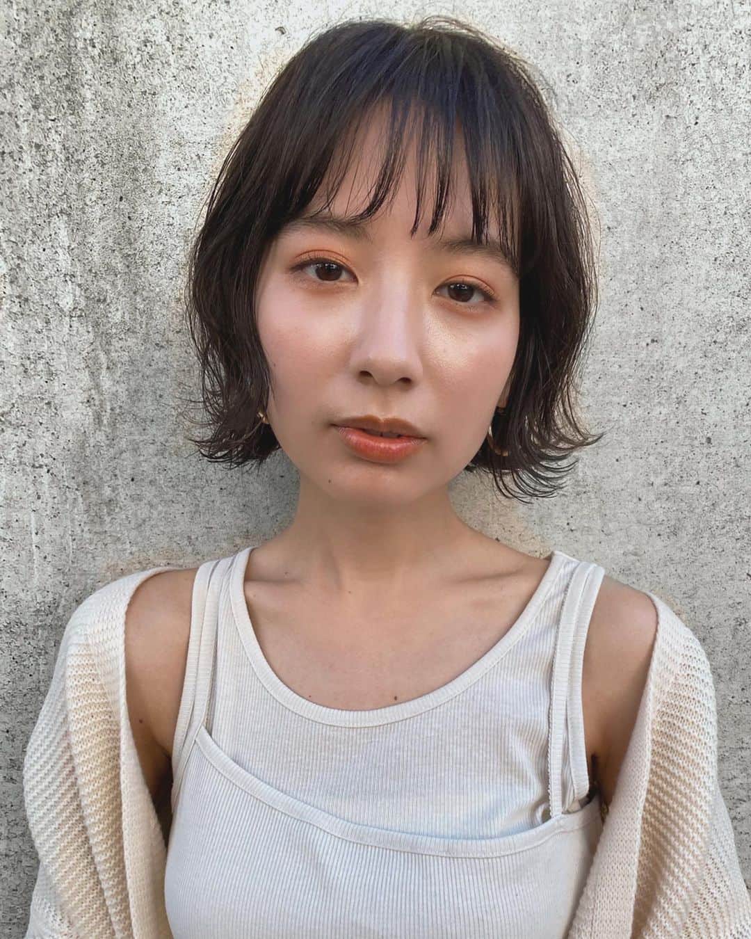 片山良平のインスタグラム：「・ ・ ・ 外ハネショート✂︎ 冬は短かみ、おすすめです☺️ 明日から12月スタート✨ 今年もあと1ヶ月 年内は30日まで営業してます。 12月はご予約は埋まりやすいのでお早めにお願い致します☺️ ・ 出勤状況 1日→表参道 2日〜8日→銀座 9日〜15日→表参道 16日〜22日→銀座 23日〜30日→表参道 ・ ・ #ベビーショート#ベビーレイヤー#クリアグレージュ#レイヤー#ハイレイヤー#ヘアスタイル#ヘアカラー#カラー#カラーリング#ヘアカット#カット#ショート#ボブ#ミディアム#ロング#外ハネ#グレージュ#ベージュ#ブルージュ#ショートヘア#ショートボブ#loness#hair#haircut#hairstyle #tokyo」