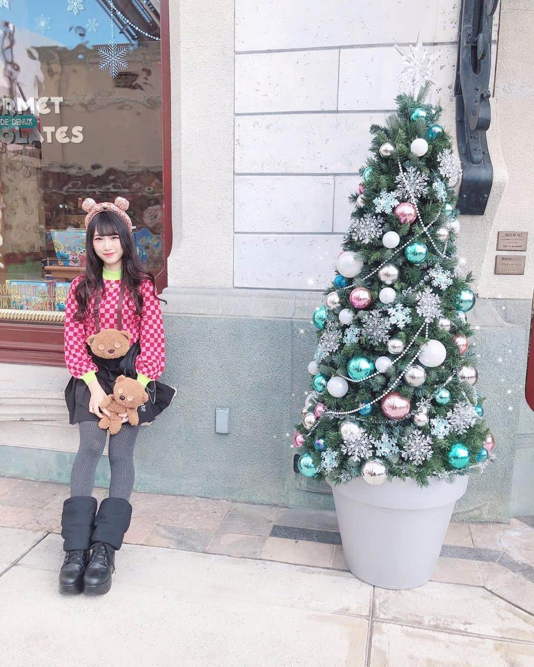 原かれんさんのインスタグラム写真 - (原かれんInstagram)「᯽ 🐻🎄 . . . ❥﻿USJ クリスマス . . 小さなクリスマスツリー🎄も 全部かわいい♡ TIMでユニバ 早く行きたい… . . . 昔からUSJ の住人と呼ばれるくらい通い大好き いつか大好きを活かしてお仕事がしたいです ✔︎お仕事依頼は NMB48( @nmb48_official )へ 笑 . . . #ユニバ #usj #usjファン  #universalstudiosjapan #usjの住民 #原かれん #usjぴろぴろバウンド #nmb48  #instagood #selfie #osaka #ootd  #ユニバーサルスタジオジャパン #love  #ユニバコーデ #01년생 #유니버셜스튜디오재팬  #ピンク加工 #오사카 #셀카 #followｍe  #クリスマス #ユニバカチューシャ #tim #ティムコーデ」11月30日 20時47分 - karen_hara315