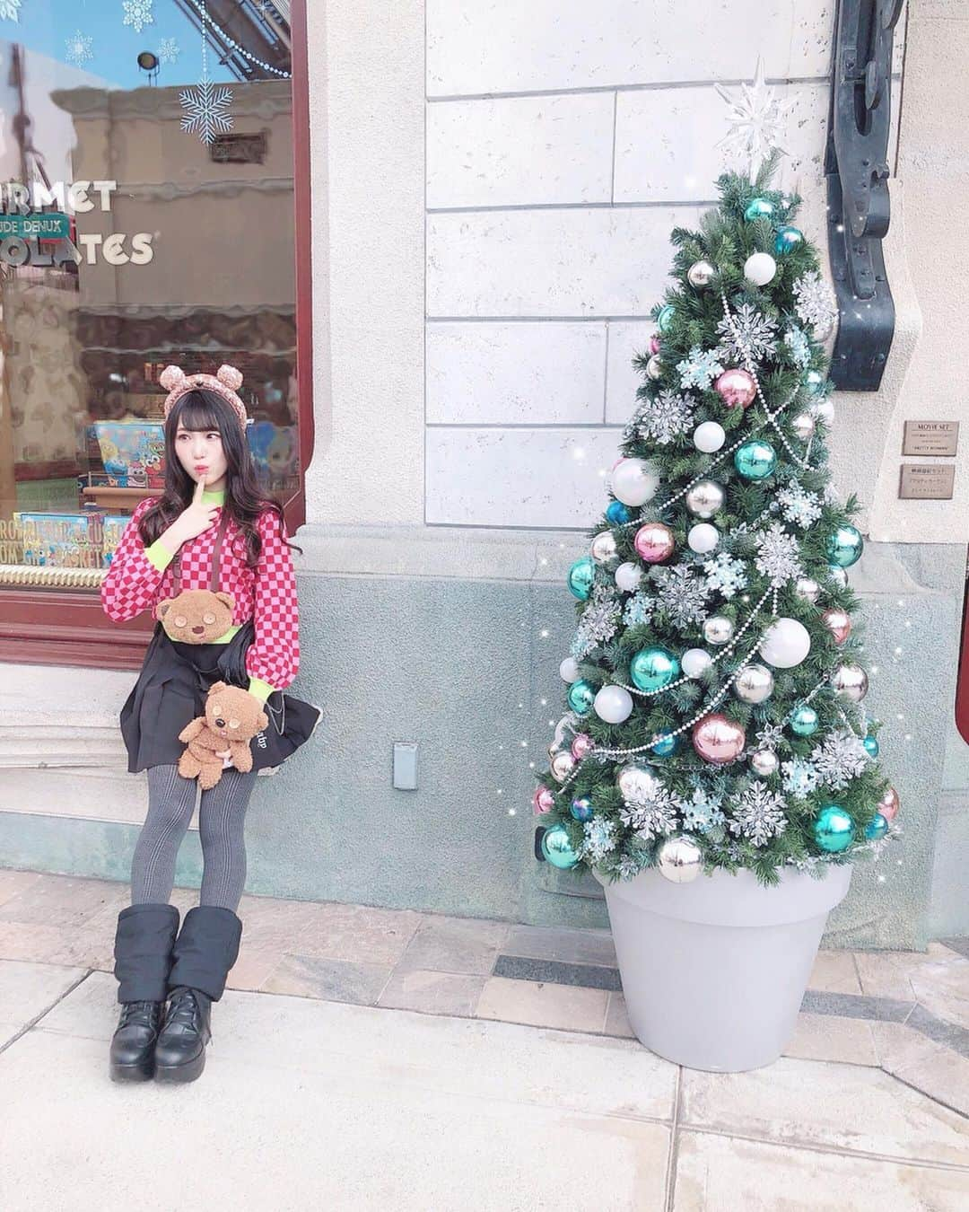 原かれんさんのインスタグラム写真 - (原かれんInstagram)「᯽ 🐻🎄 . . . ❥﻿USJ クリスマス . . 小さなクリスマスツリー🎄も 全部かわいい♡ TIMでユニバ 早く行きたい… . . . 昔からUSJ の住人と呼ばれるくらい通い大好き いつか大好きを活かしてお仕事がしたいです ✔︎お仕事依頼は NMB48( @nmb48_official )へ 笑 . . . #ユニバ #usj #usjファン  #universalstudiosjapan #usjの住民 #原かれん #usjぴろぴろバウンド #nmb48  #instagood #selfie #osaka #ootd  #ユニバーサルスタジオジャパン #love  #ユニバコーデ #01년생 #유니버셜스튜디오재팬  #ピンク加工 #오사카 #셀카 #followｍe  #クリスマス #ユニバカチューシャ #tim #ティムコーデ」11月30日 20時47分 - karen_hara315