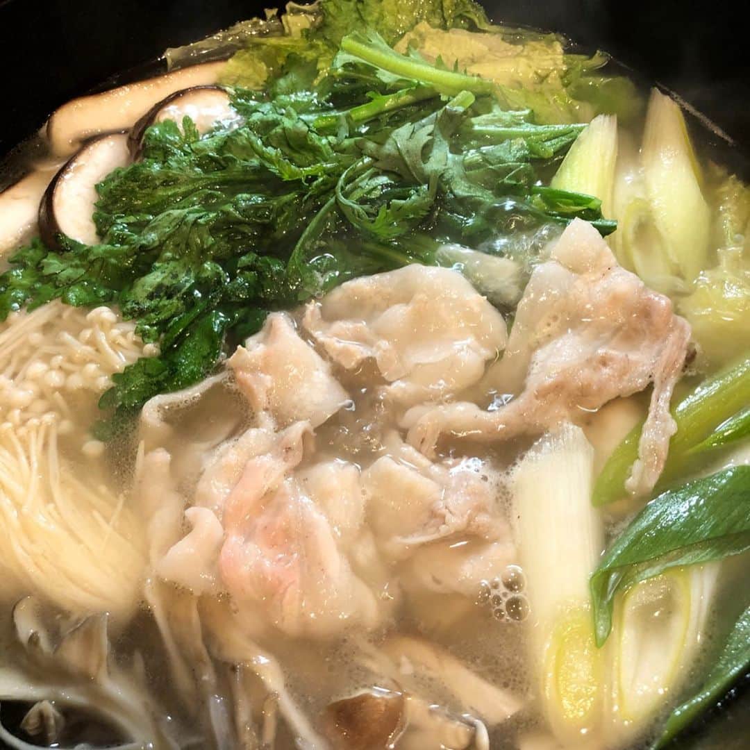 逸見太郎さんのインスタグラム写真 - (逸見太郎Instagram)「冬といえば　鍋🍲  #第二弾は#水炊き#豚しゃぶ#具沢山 #にんにくスライス少々#手羽元#豚バラスライス#豚ローススライス#柚子胡椒#旭ポンズ#ブラックニッカソーダ割り  最近ウエストまわりが気になり始めたので〆の雑炊は嫁が食べている隣で指をくわえて見てるだけ...(悲　 しゃーない😢(笑 boo」11月30日 20時51分 - taro_itsumi
