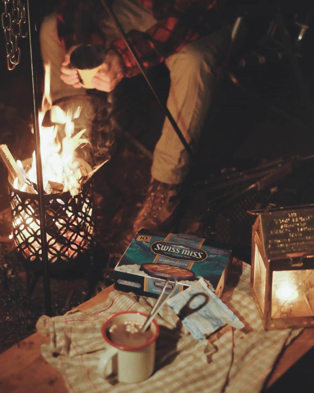 Y U R I Eさんのインスタグラム写真 - (Y U R I EInstagram)「焚き火がたのしい夜🔥 デザートがわりにスイスミスのココアでまったり☕️お湯で溶かして飲んだけど、濃厚で美味しい🖤しかもミニマシュマロ入り☺︎ #ジャケもかわいい#スイスミス#ココア#焚き火#SWISSMISS#cocoa#marshmallow#AD#campinglife#naterhippys#takibi#campfires#アウトドア#キャンプ」11月30日 20時51分 - yuriexx67