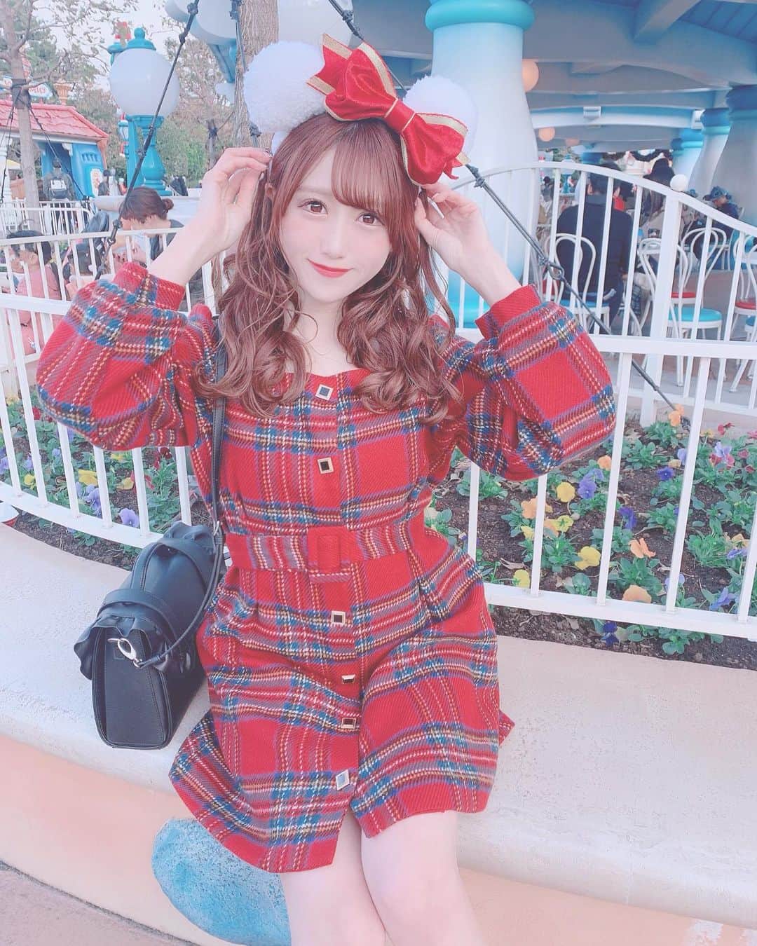 田口未彩のインスタグラム：「🎀 . . ワンピースは #SneepDip 🎄 . . #ディズニー #ディズニーランド #新作カチューシャ #tdl #tds #ディズニーシー  #ディズニーカチューシャ  #クリスマスコーデ #ピンクコーデ #クリスマスデートコーデ #冬服 #クリスマスディズニー #ディズニークリスマス #クリスマスカチューシャ  #量産型女子 #量産型 #量産型コーデ #冬メイク #ピンク加工 #デートコーデ #クリスマスメイク」