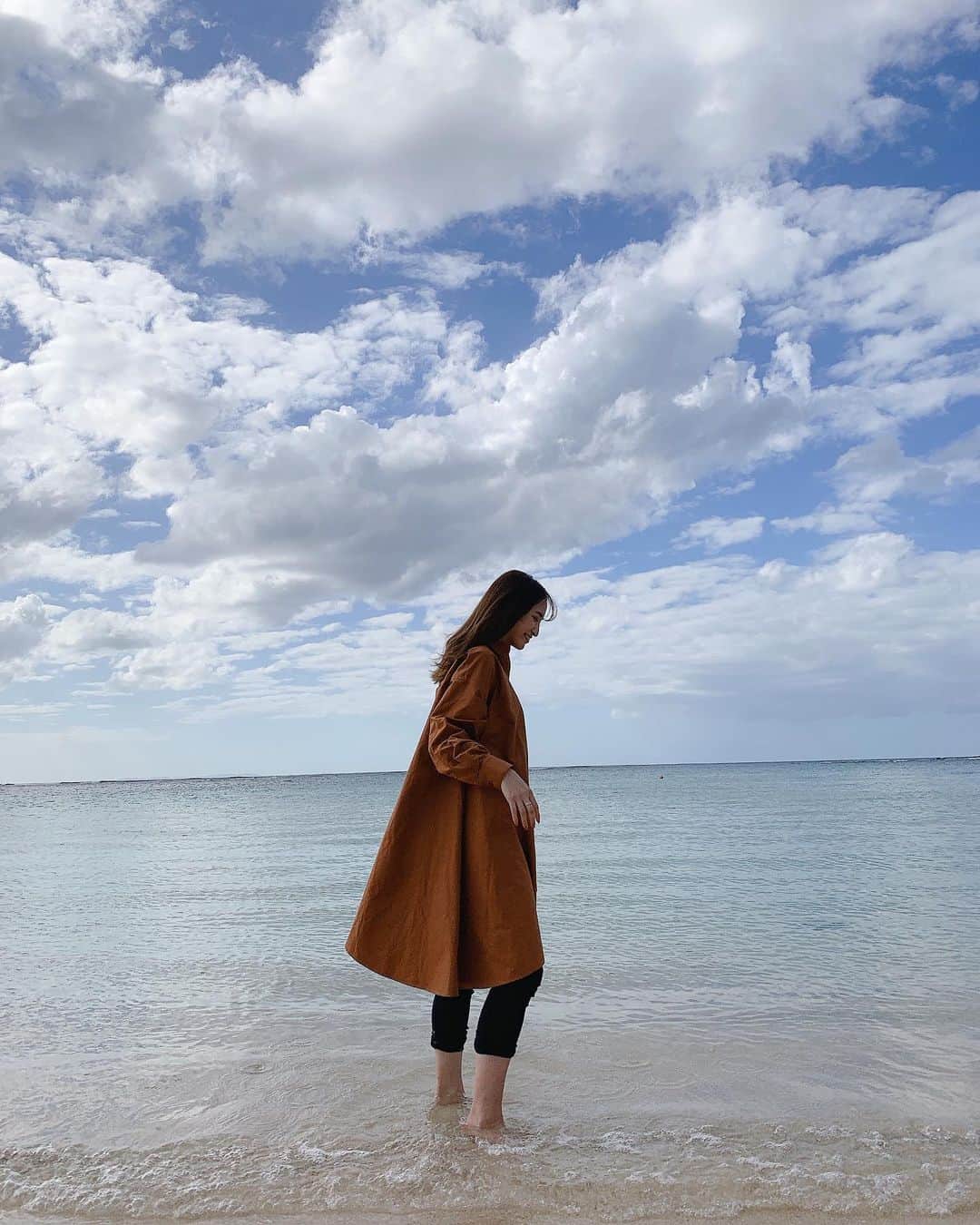 ARISA（和田有沙）さんのインスタグラム写真 - (ARISA（和田有沙）Instagram)「一気に晴れてきて嬉しくて🥺 迷わず脱いで足だけ🙈ㅤㅤㅤㅤㅤㅤㅤㅤㅤㅤㅤㅤㅤ 綺麗すぎて感動。ㅤㅤㅤㅤㅤㅤㅤㅤㅤㅤㅤㅤㅤ  ノープランで行き当たりばったりで楽しめて最高でした🥺ㅤㅤㅤㅤㅤㅤㅤㅤㅤㅤㅤㅤㅤ #沖縄#女子旅#海#タビジョ #laviedeleory#leory#LeoryxEBLÓA #ラヴィドゥレオリー#レオリー#レオリーエブロア#レオリーシャツ#arisa_fashion」11月30日 20時57分 - wadaarisa