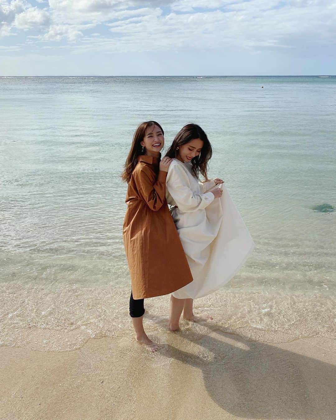 ARISA（和田有沙）さんのインスタグラム写真 - (ARISA（和田有沙）Instagram)「一気に晴れてきて嬉しくて🥺 迷わず脱いで足だけ🙈ㅤㅤㅤㅤㅤㅤㅤㅤㅤㅤㅤㅤㅤ 綺麗すぎて感動。ㅤㅤㅤㅤㅤㅤㅤㅤㅤㅤㅤㅤㅤ  ノープランで行き当たりばったりで楽しめて最高でした🥺ㅤㅤㅤㅤㅤㅤㅤㅤㅤㅤㅤㅤㅤ #沖縄#女子旅#海#タビジョ #laviedeleory#leory#LeoryxEBLÓA #ラヴィドゥレオリー#レオリー#レオリーエブロア#レオリーシャツ#arisa_fashion」11月30日 20時57分 - wadaarisa