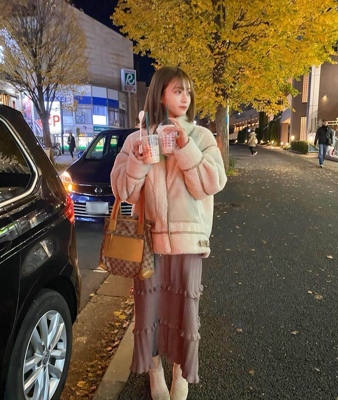 renさんのインスタグラム写真 - (renInstagram)「・ ・ 今日は車だったし遠くてもお外に出ました☕️ ___ #れんの服 アウター @cocodeal_official  カバン @gucci ・ ・」11月30日 21時06分 - _reeen_