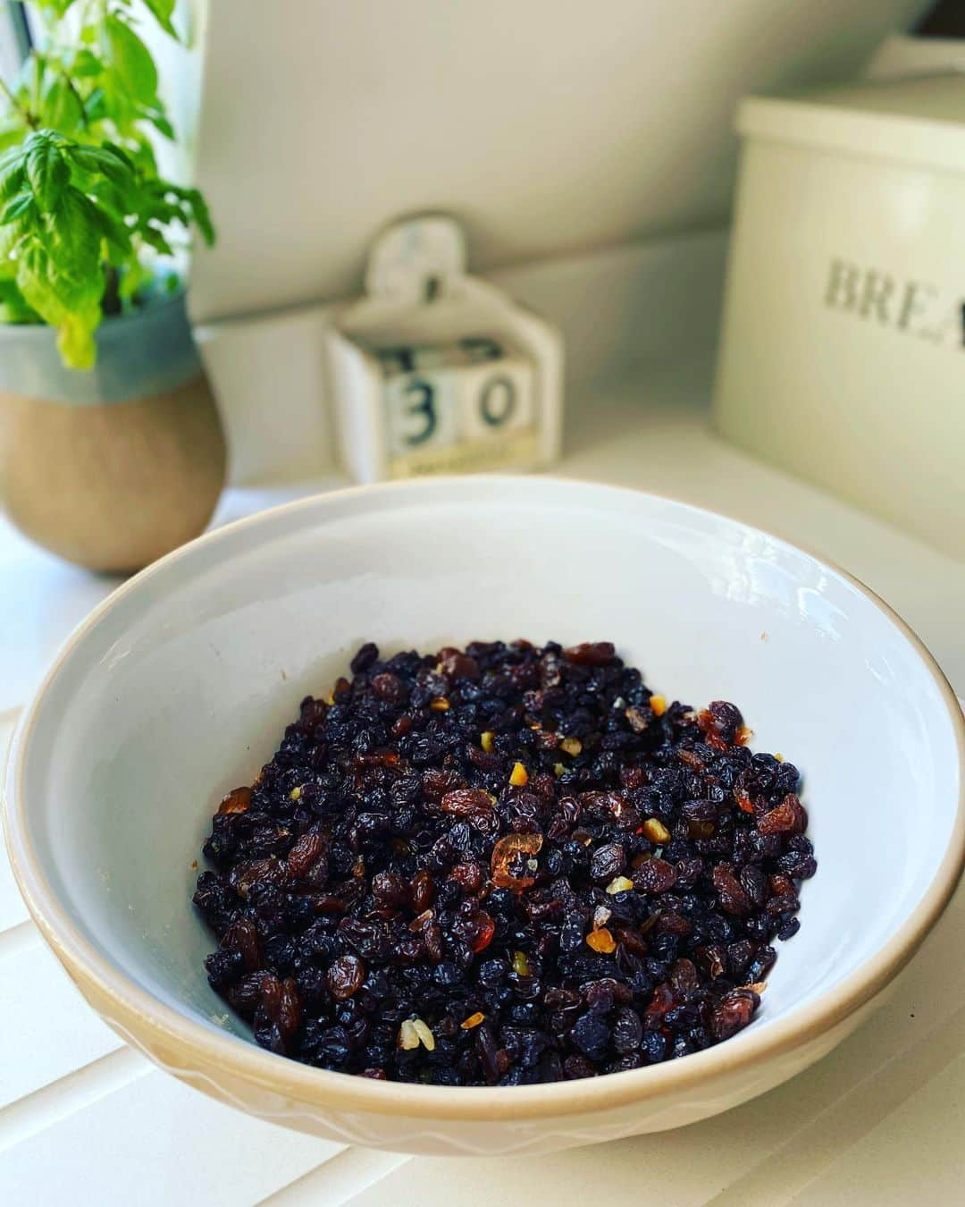 メラニー・サイクスさんのインスタグラム写真 - (メラニー・サイクスInstagram)「Aye up gang 😁 my first Christmas prep started today by giving my Christmas cake fruits a belly full of brandy. 💫 Whose with me ? 👩🏻‍🍳#masoncashbowl @masoncashuk #driedfruits #candiedpeel #glacecherries #brandy」11月30日 21時07分 - msmelaniesykes