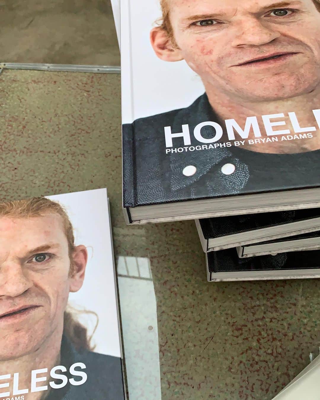 のインスタグラム：「Just in case you’re looking for something charitable for Xmas, all proceeds from the book “Homeless” go to support the @bigissueuk foundation to help people living on the street. Thanks 🙏🏻#bigissuefoundation #homeless #bigissue #helpthehomeless」