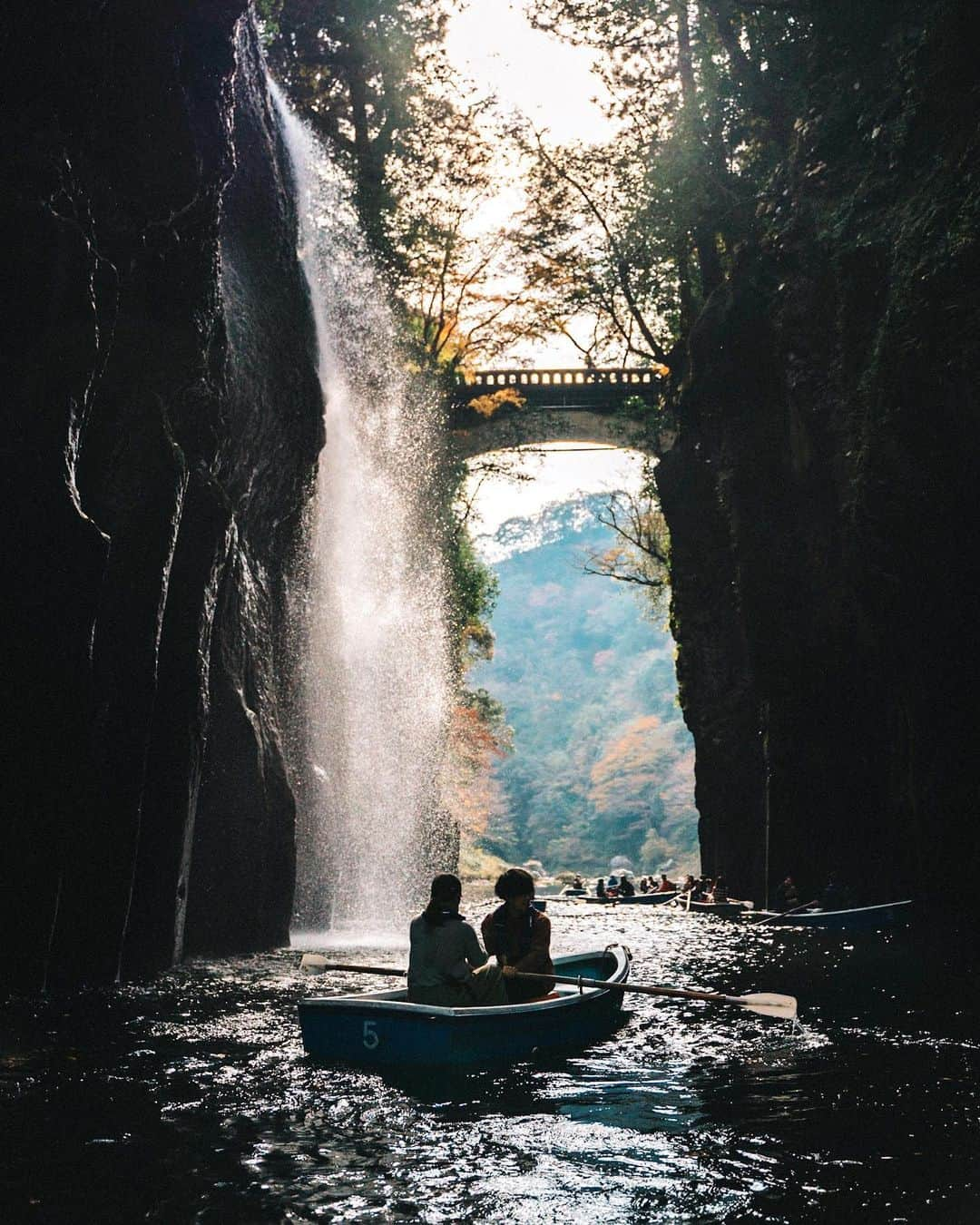 GENTAさんのインスタグラム写真 - (GENTAInstagram)「🍁🚣🏻‍♂️🚿 高千穂峡を訪れるなら、お昼前後がオススメです。 12時頃になると太陽の光が真名井の滝に向けて差し込み、輝く滝を見ることができます。 ㅤ If you visit Takachiho Gorge, I recommend around noon. At around 12 o'clock, you can see the shining waterfall with the sunlight coming in. ㅤ #discovermiyazaki」11月30日 21時02分 - gnta