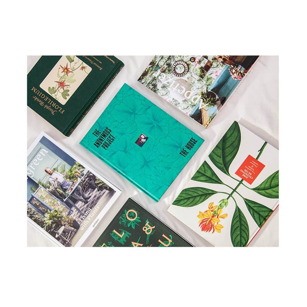 ベンシモンのインスタグラム：「La librairie @librairieartazart , lieu de rencontre avec les livres et les hommes, ceux qui les ont réalisés avec amour et talent et ceux qui les découvrent et les aiment avec bonheur 💛 ​Ses nombreux livres de photographies, design, ou encore art urbain, inspirent les collections de Serge Bensimon au fil des saisons. 🍃 Restez connectés, une surprise arrive très vite ! 😉 ​🇬🇧 The @librairieartazart bookshop, a meeting place for books and people, those who have made them with love and talent and those who discover and love them with happiness 💛 His many books of photographs, design and urban art inspire Serge Bensimon's collections throughout the seasons. 🍃 ​#bensimon #artazart #livre #book #librairie #collection」