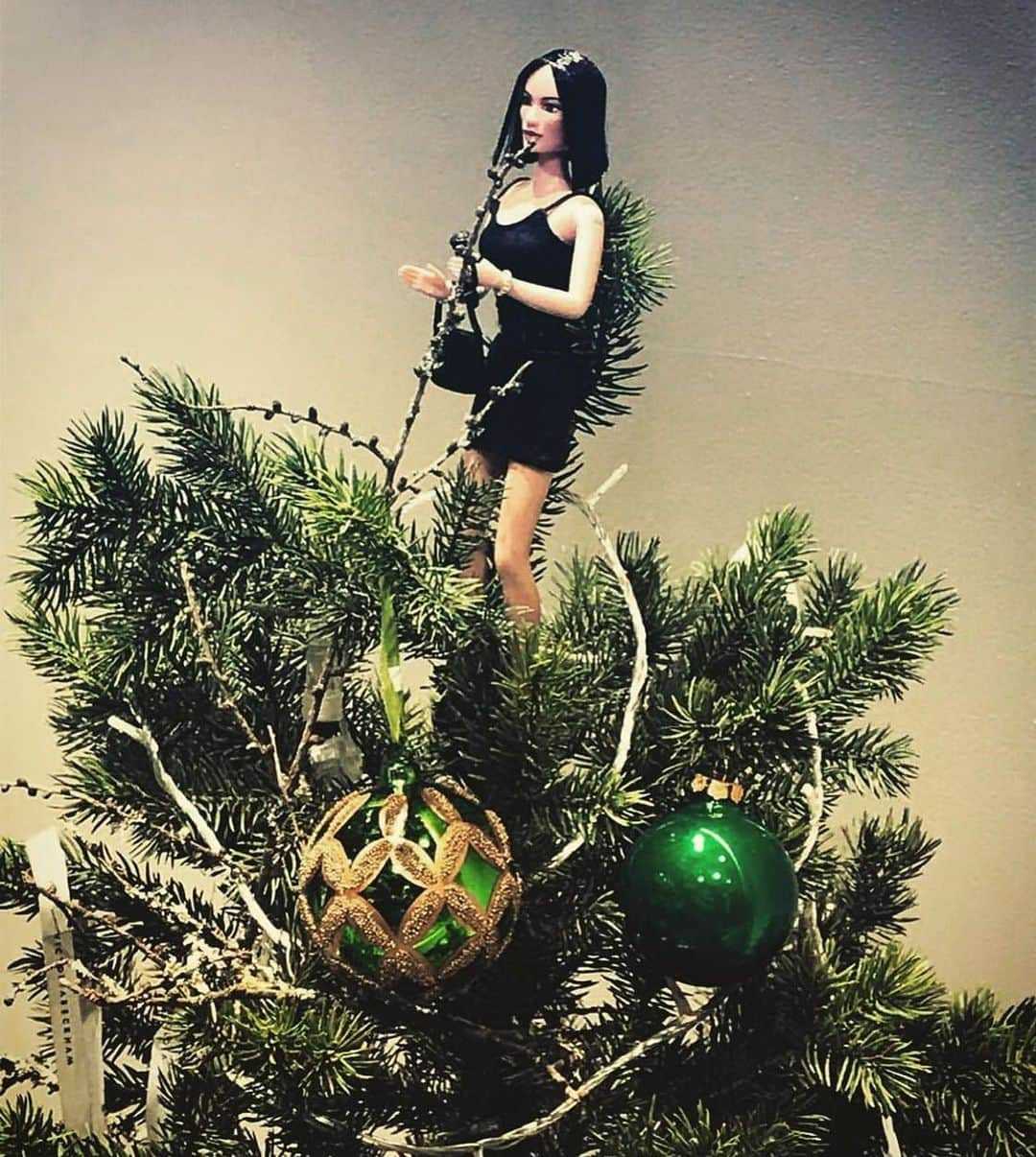 ヴィクトリアベッカムさんのインスタグラム写真 - (ヴィクトリアベッカムInstagram)「You know it is Christmas when Posh Spice gets on the tree at Victoria Beckham Dover St! Kisses 🎄🎄🎄 X VB #VBDoverSt」11月30日 21時15分 - victoriabeckham