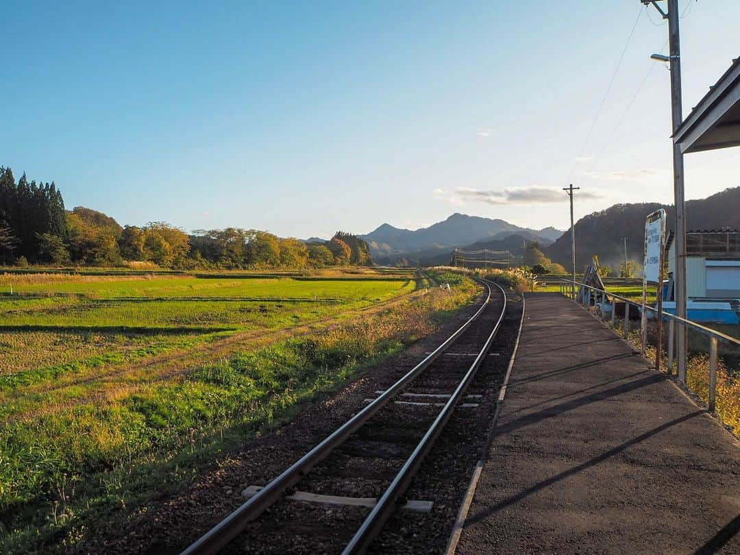 伊藤桃さんのインスタグラム写真 - (伊藤桃Instagram)「#timeandspace の#秋田内陸縦貫鉄道 記事オフショットパート3❤️ 今回は、web記事に載せきれなかった動画も😊 本編はこちら→ https://time-space.kddi.com/au-kddi/20191122/2785 桃たくさん！よかったらみてね❤️ 🚃 1枚目: こちらは#撮り鉄スポット の笑内駅と萱草駅のあいだにある大又川橋梁での動画！ 撮影しながらいっしょうけんめい動画でもとってました。笑笑 ごうごうとながれる川そして赤く目を引く鉄橋。よきですねえ。 🚃 2.3枚目: こちらは岩野目駅by桃カメラ 5枚目: 駅のそばには板をわたしただけの簡単な横断所が。 このマークは駐車マークでしょうか？🤔 車はとおれなそうな板ですが‥ 沿線で1番乗降客の少ない駅らしい素朴な味わいがよきですねえ。(2回目 🚃 4枚目: 車両にかかれた秋田犬マークがかわいいです🐕❤️ 🚃 6ー10枚目: 時刻も夕方。淡い冬の陽が世界を柔らかく照らしていてレールがきらきら光って‥ のどかで幸せな時間だったなあ。 映画君の名はにでてくるという噂の前田南駅です！ 去年はここでばっちり聖地巡礼ショットもとりましたが今回はゆるゆるシャッターを切りました。 こんな駅でただ列車をまつ。そんな時間がすきです🥰 🚃 つづく✨ #聖地巡礼  #ローカル線の旅  #ローカル線の駅  #日本の原風景  #japaneselocaltrain」11月30日 21時10分 - itomomo_tetsu