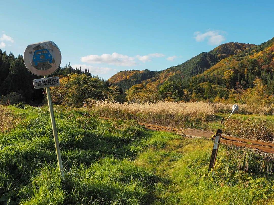 伊藤桃さんのインスタグラム写真 - (伊藤桃Instagram)「#timeandspace の#秋田内陸縦貫鉄道 記事オフショットパート3❤️ 今回は、web記事に載せきれなかった動画も😊 本編はこちら→ https://time-space.kddi.com/au-kddi/20191122/2785 桃たくさん！よかったらみてね❤️ 🚃 1枚目: こちらは#撮り鉄スポット の笑内駅と萱草駅のあいだにある大又川橋梁での動画！ 撮影しながらいっしょうけんめい動画でもとってました。笑笑 ごうごうとながれる川そして赤く目を引く鉄橋。よきですねえ。 🚃 2.3枚目: こちらは岩野目駅by桃カメラ 5枚目: 駅のそばには板をわたしただけの簡単な横断所が。 このマークは駐車マークでしょうか？🤔 車はとおれなそうな板ですが‥ 沿線で1番乗降客の少ない駅らしい素朴な味わいがよきですねえ。(2回目 🚃 4枚目: 車両にかかれた秋田犬マークがかわいいです🐕❤️ 🚃 6ー10枚目: 時刻も夕方。淡い冬の陽が世界を柔らかく照らしていてレールがきらきら光って‥ のどかで幸せな時間だったなあ。 映画君の名はにでてくるという噂の前田南駅です！ 去年はここでばっちり聖地巡礼ショットもとりましたが今回はゆるゆるシャッターを切りました。 こんな駅でただ列車をまつ。そんな時間がすきです🥰 🚃 つづく✨ #聖地巡礼  #ローカル線の旅  #ローカル線の駅  #日本の原風景  #japaneselocaltrain」11月30日 21時10分 - itomomo_tetsu