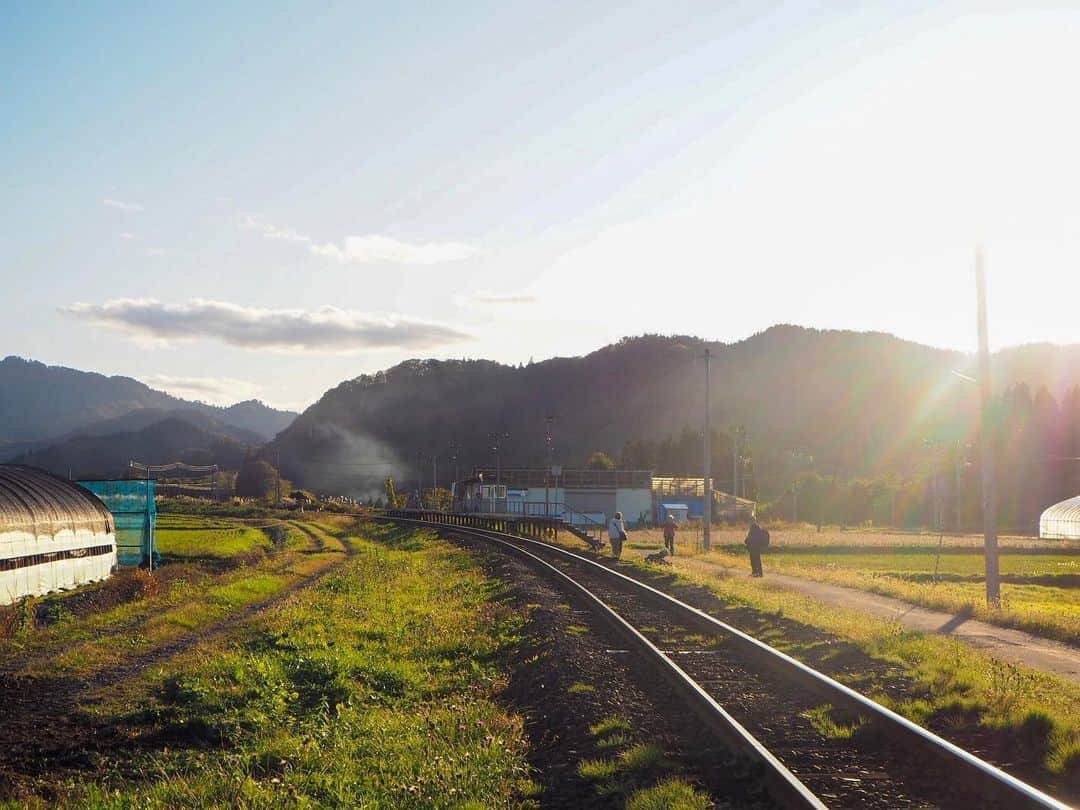 伊藤桃さんのインスタグラム写真 - (伊藤桃Instagram)「#timeandspace の#秋田内陸縦貫鉄道 記事オフショットパート3❤️ 今回は、web記事に載せきれなかった動画も😊 本編はこちら→ https://time-space.kddi.com/au-kddi/20191122/2785 桃たくさん！よかったらみてね❤️ 🚃 1枚目: こちらは#撮り鉄スポット の笑内駅と萱草駅のあいだにある大又川橋梁での動画！ 撮影しながらいっしょうけんめい動画でもとってました。笑笑 ごうごうとながれる川そして赤く目を引く鉄橋。よきですねえ。 🚃 2.3枚目: こちらは岩野目駅by桃カメラ 5枚目: 駅のそばには板をわたしただけの簡単な横断所が。 このマークは駐車マークでしょうか？🤔 車はとおれなそうな板ですが‥ 沿線で1番乗降客の少ない駅らしい素朴な味わいがよきですねえ。(2回目 🚃 4枚目: 車両にかかれた秋田犬マークがかわいいです🐕❤️ 🚃 6ー10枚目: 時刻も夕方。淡い冬の陽が世界を柔らかく照らしていてレールがきらきら光って‥ のどかで幸せな時間だったなあ。 映画君の名はにでてくるという噂の前田南駅です！ 去年はここでばっちり聖地巡礼ショットもとりましたが今回はゆるゆるシャッターを切りました。 こんな駅でただ列車をまつ。そんな時間がすきです🥰 🚃 つづく✨ #聖地巡礼  #ローカル線の旅  #ローカル線の駅  #日本の原風景  #japaneselocaltrain」11月30日 21時10分 - itomomo_tetsu