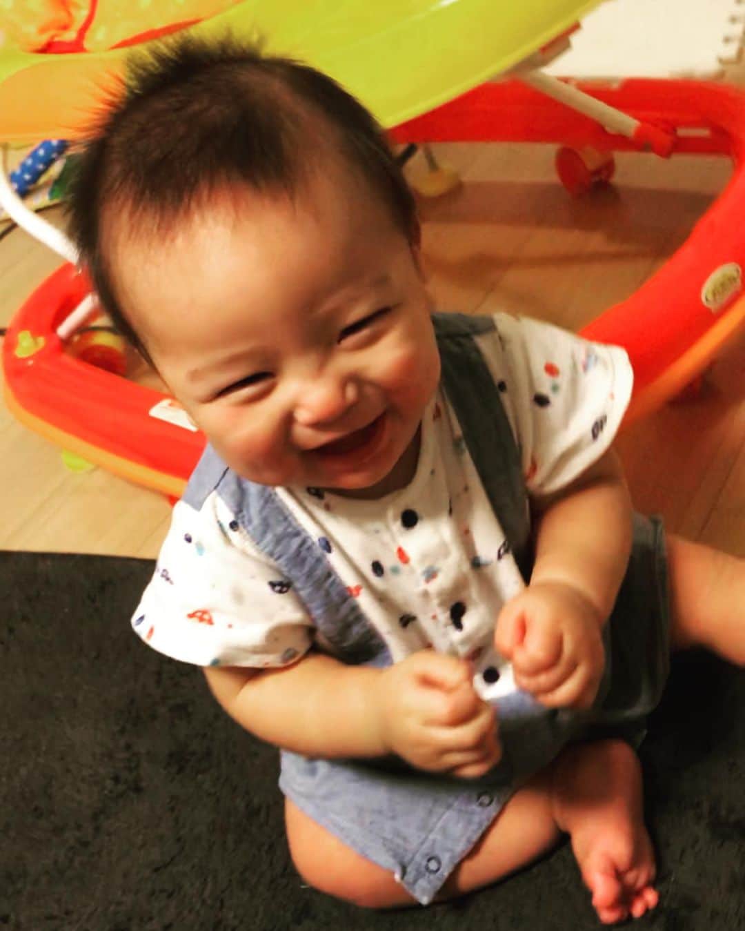 Momoeのインスタグラム：「みよが持ってるおもちゃを無理矢理 「シュンッ」て言いながら奪い取る遊び。（最低） . . #happy #男の子ベビー #赤ちゃんのいる生活 #赤ちゃん #baby #family #家族 #0歳 #成長記録 #育児記録 #boy #育児 #smile #男の子 #息子 #code #love #kids #子供 #thankyou #宝物 #ベビー #fashion #follow #boy #パパ #ママ #ママ友 #ママ会 #7ヶ月」