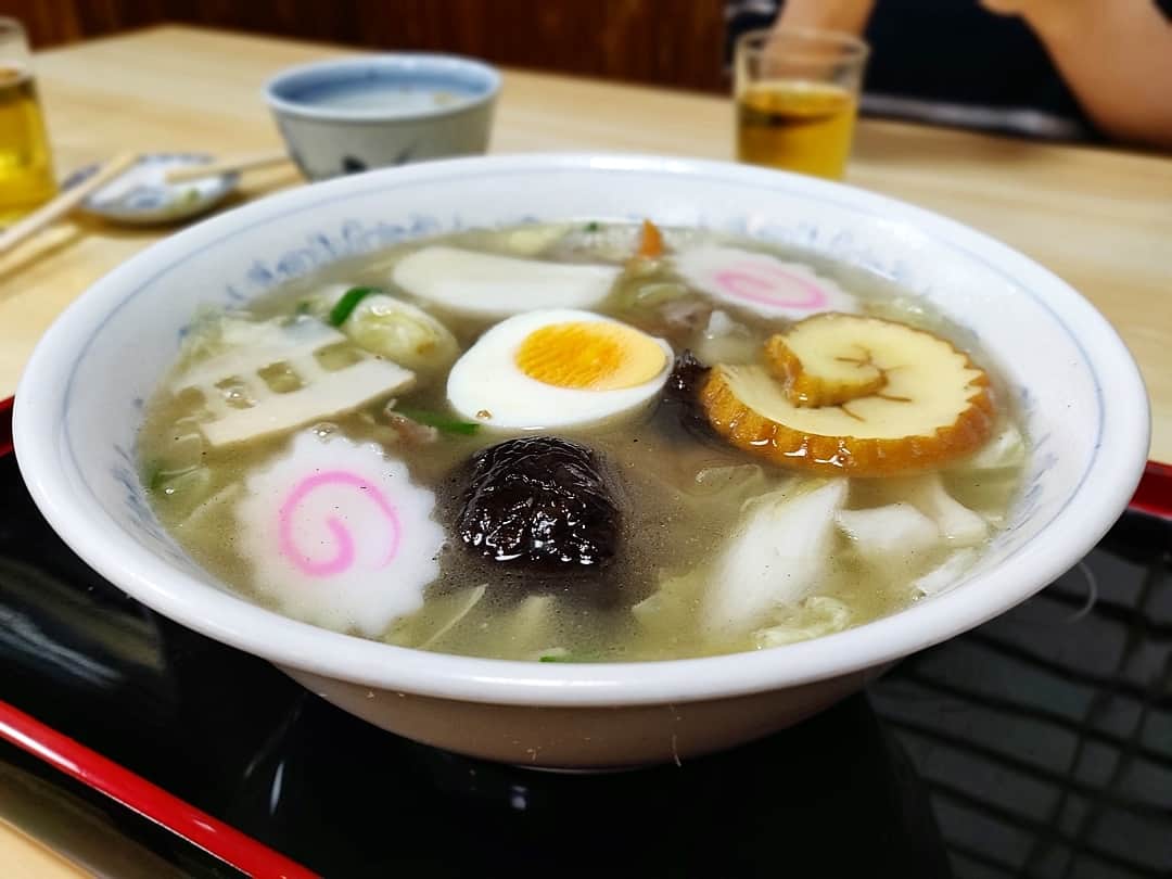 のインスタグラム：「＿＿＿＿＿＿＿＿＿＿＿＿＿＿＿＿＿ 🍜：五目中華ソバ 🏠：長寿庵(塩焼) ￣￣￣￣￣￣￣￣￣￣￣￣￣￣￣￣￣ 【町蕎麦の職人】 休日夜飯は長寿庵。前に来た時に気になった五目中華ソバを注文。嫁さんはカツ丼上。男の義務教育633をキメてからの… . ちゃっくどぉ〜ん！！ . 伊達巻が入るところが蕎麦屋らしい。塩味の効きつつちゃんとうまみもあって良き味わい。野菜と肉が少々、椎茸は味がじゅわ～っと滲み出てくる。とても長い麺は、自家製麺とのこと。 なかなかよいお歳をされた店主さんだけど、しっかり自分のものを作っていて素晴らしいなぁ、と感銘を受けました。」