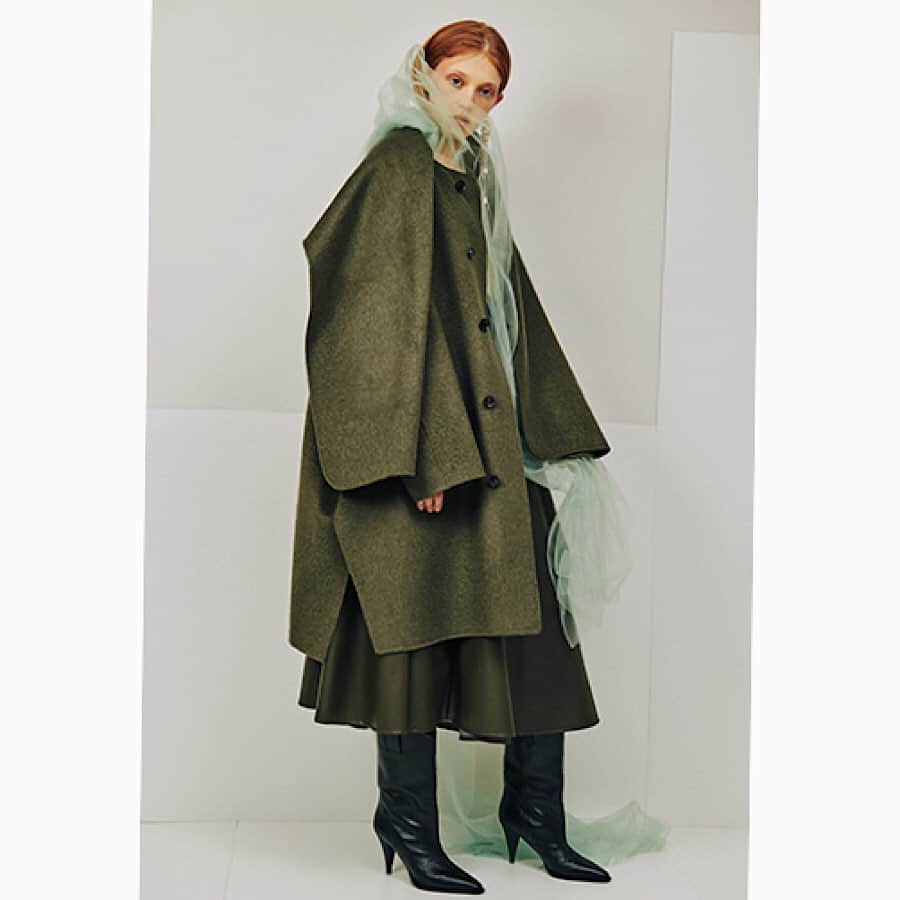 のインスタグラム：「19AW ［ TONE OF EARTH ］ GLOW 1号掲載. (p.40)reversible cape coat with stole/¥11,8000+tax.  @near.nippon_press 詳細はホームから (HOME PAGE→info&online store)  #nearnippon #GLOW1月号#19AW #ストール付きリバー仕立てケープコート#womensfashion #republicwomenswear💕👌🏻」