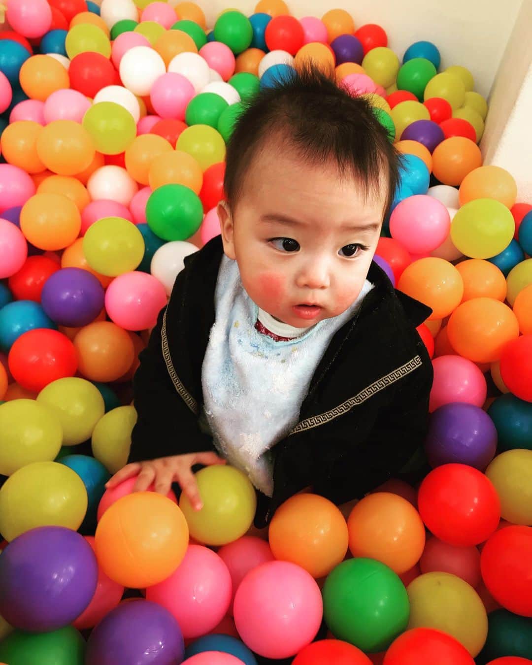 Momoeのインスタグラム：「なんこれ？😦 . . #happy #男の子ベビー #赤ちゃんのいる生活 #赤ちゃん #baby #family #家族 #0歳 #成長記録 #育児記録 #boy #育児 #smile #男の子 #息子 #code #love #kids #子供 #thankyou #宝物 #ベビー #fashion #follow #boy #パパ #ママ #ママ友 #ママ会 #7ヶ月」