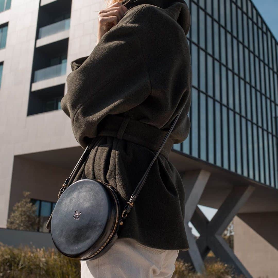 イルビゾンテのインスタグラム：「Don't miss the chance to own a small style masterpiece, handmade with first-rate materials and an unconditional love for quality. ☆ #ILBISONTE」