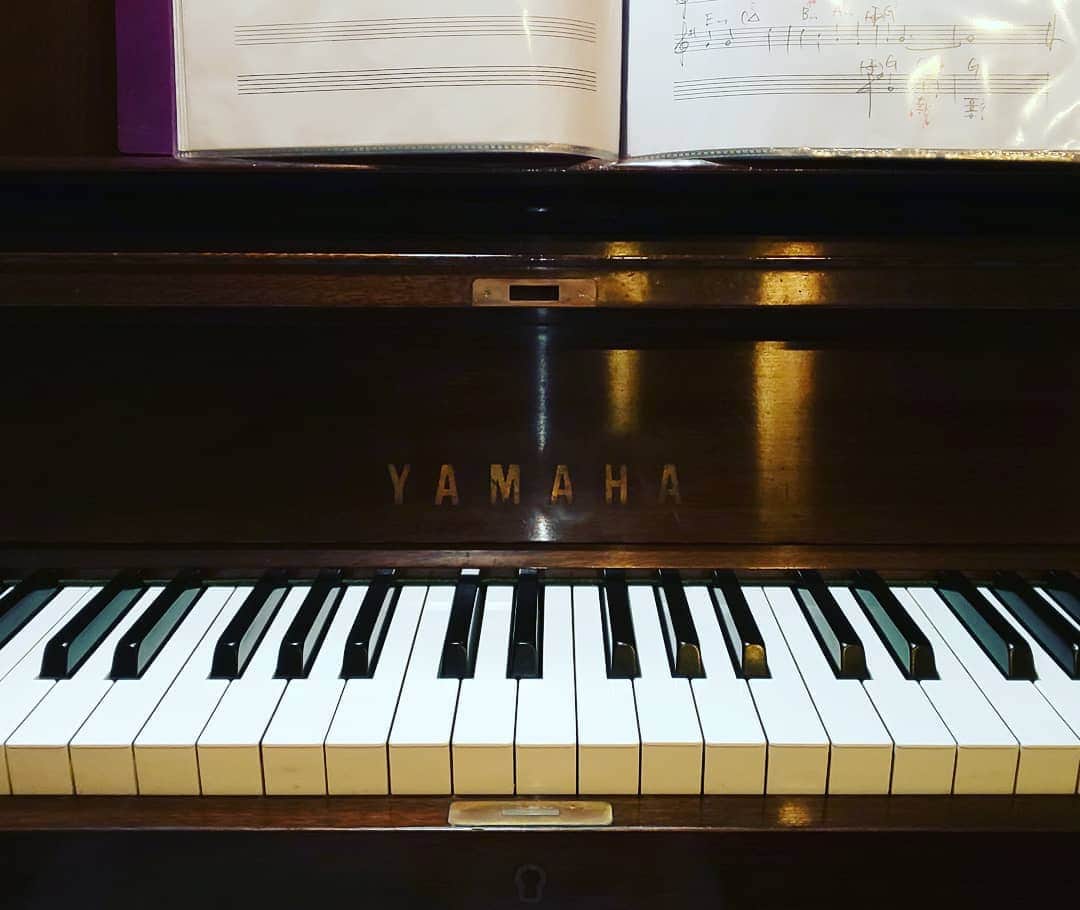 上田悦子さんのインスタグラム写真 - (上田悦子Instagram)「無性にピアノが弾きたい夜🌃 #Don'tKnowWhy?  とか… #CloseToYou  とか… 秋も深まる今宵🎹」11月30日 21時15分 - uetsuko