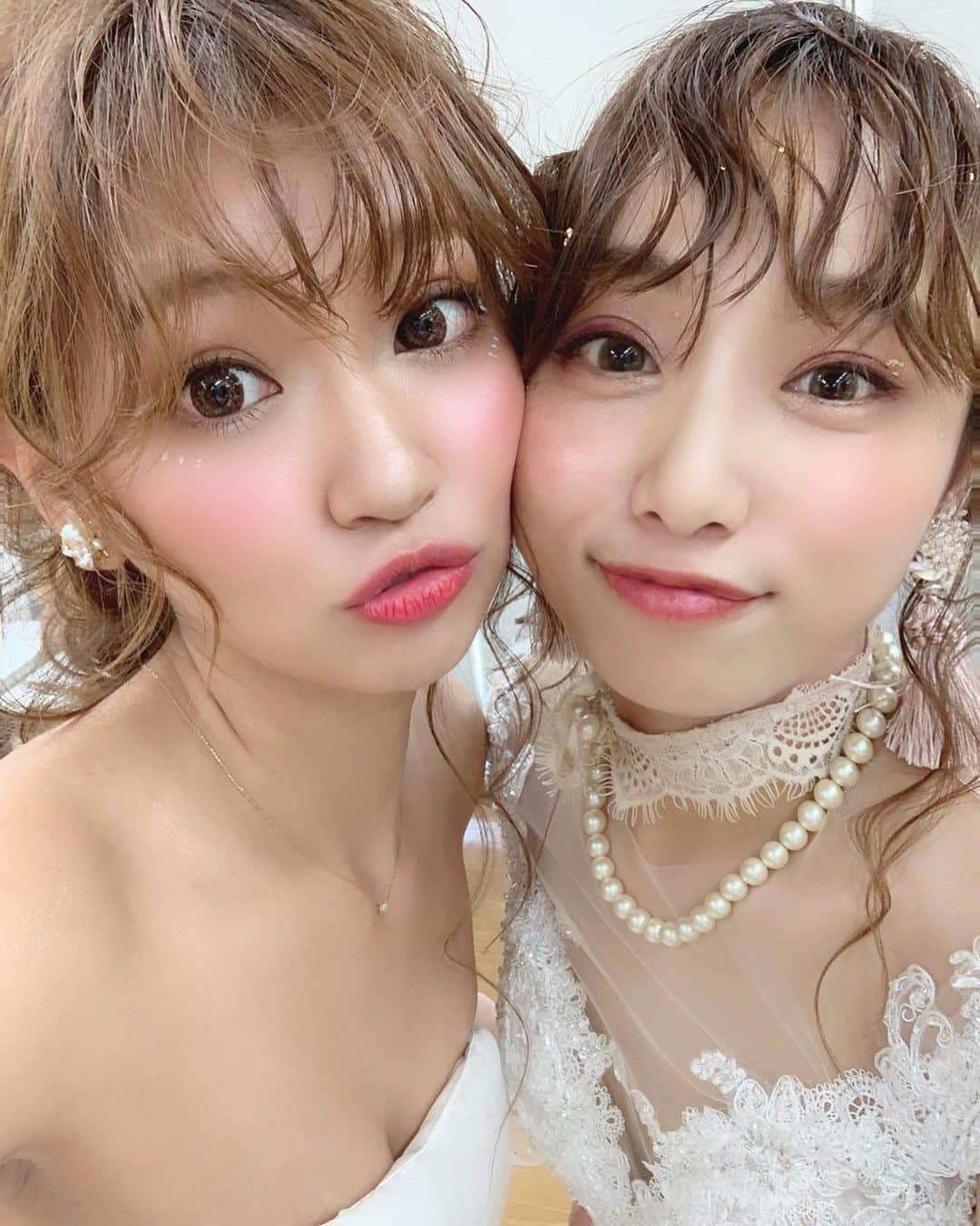 のインスタグラム：「. . お仕事でもプライベートでも ずーっと一緒のニコニコほっぺ姉妹😁♥️😁 . . . . . @mi_kity62  と  @chi_bi_mana  ちゃんペアが 入賞してるの見て こっちまで嬉しかった☺️🎉🌈 . . . . . 2枚目はふざけた前歯ショット🤓✨ . . . いっちゃんの歯でかい…😑💨💨💨 . . . . . #関西  #関西サロモ  #サロンモデル #サロモ #いっちゃん  #フリーモデル #関西モデル  #あざといっちゃん #かわいっちゃん #いっちゃんコーデ #ブライダルモデル #アレンジモデル #ヘアカラー  #ヘアアレンジ #ootd #編みおろし会  #編みおろし会モデル #編みおろし会コンテスト  #ブライダル #ウェディング #ウェディングドレス」