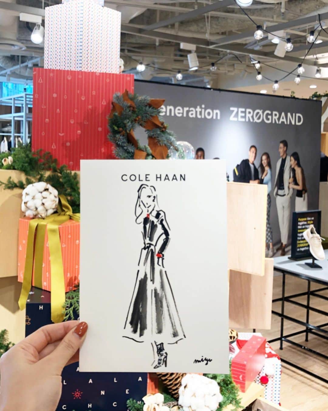 湯浅喬子さんのインスタグラム写真 - (湯浅喬子Instagram)「今日は、 @colehaan の pop up に遊びに行ってきました✨ . 靴がとにかく軽く、履きやすくて 可愛い😍お洋服などもありました♡ . 人気イラストレーターの @miyuki_ohashi さんに 描いて頂いた似顔絵もお気に入り👠 (これは今日までだったみたいです😢) . でも、「#コールハーンツリー」のタグと 共にツリーの写真をsnsにupして 投稿したお写真をスタッフの方に 見せるとシューホーンのpresentが貰えるみたいです🎁 . 12/10(火)まで阪神梅田本店 3Fにて開催です♡ #コールハーン#COLEHAAN」11月30日 21時33分 - kyorco