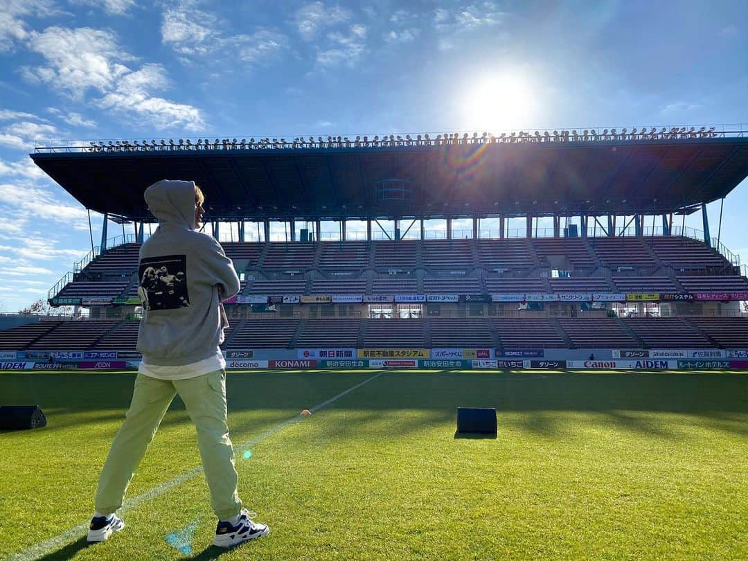 Achiさんのインスタグラム写真 - (AchiInstagram)「サッカー少年だったあの頃⚽️ #サガン鳥栖  #駅前不動産スタジアム #youllneverwalkalone」11月30日 21時26分 - achiwilder