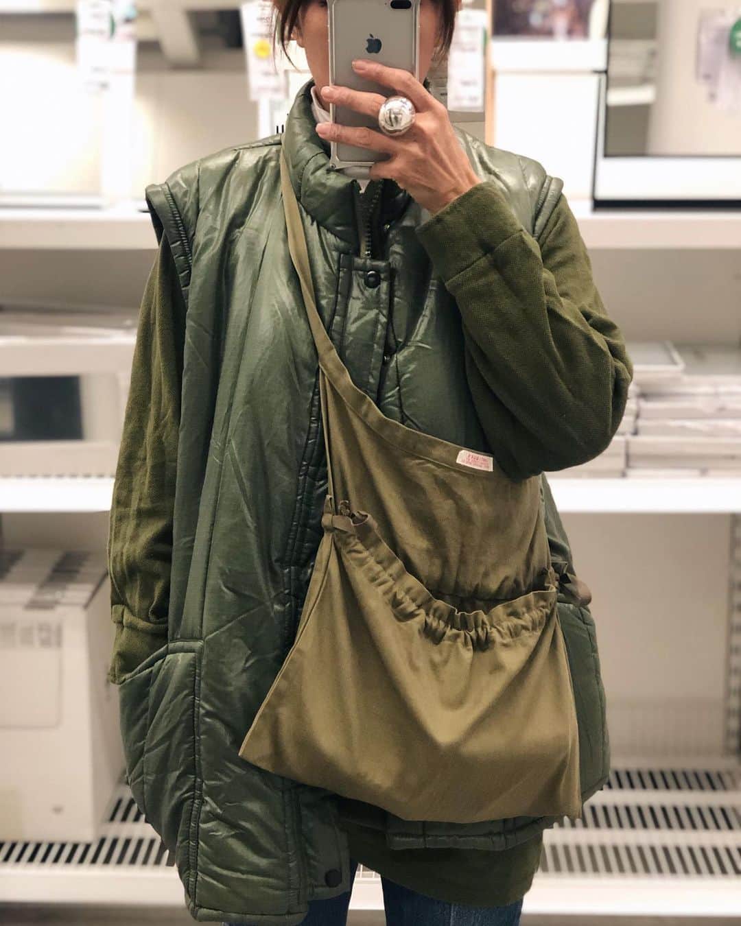 のインスタグラム：「初高崎記念で  @norieyunoki と色違いで買ったjantiques×phigvelのエプロンバッグ Bonumコラボサコッシュとローテで愛用間違いなし  ベスト(スキーウェアで袖が外せるジャケット)も内田商店で買ったもの  @timesarechangin で買ったお気に入りのシャツも着るのが楽しみだ♡  #swellvtg #jantiques #phigvel #timesarechangin」