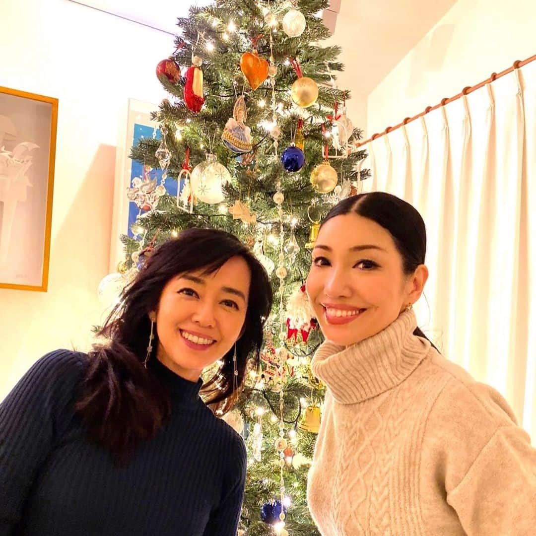 アンミカさんのインスタグラム写真 - (アンミカInstagram)「大好きで素敵すぎる❤️ご夫婦宅の【Thanks giving〜感謝祭🦃】に夫婦で行って参りましたよ✨ 。 爽やかでスタイル抜群の早見優さん宅にて、国際結婚夫婦が集結✨ 。 優さんの、ターキー料理🦃をはじめとする手料理の数々や、手作りデザート🍰まで美味しく頂き、会話も弾んだ大人な夜に感謝。。。 。 #こんな風に歳を重ねて行きたいと希望を持つ素敵夫婦ばかりが集い幸せな時間でした。 #優さんのお宅のクリスマスツリーが可愛かった🌲🎅 #ズンバの先生でもある優さんスタイル抜群！ #ライブ前日だったのに手料理を振る舞って下さり感謝です❤️ #thanksgiving @yuyuhayami @theodoremillertokyo」11月30日 21時28分 - ahnmikaofficial