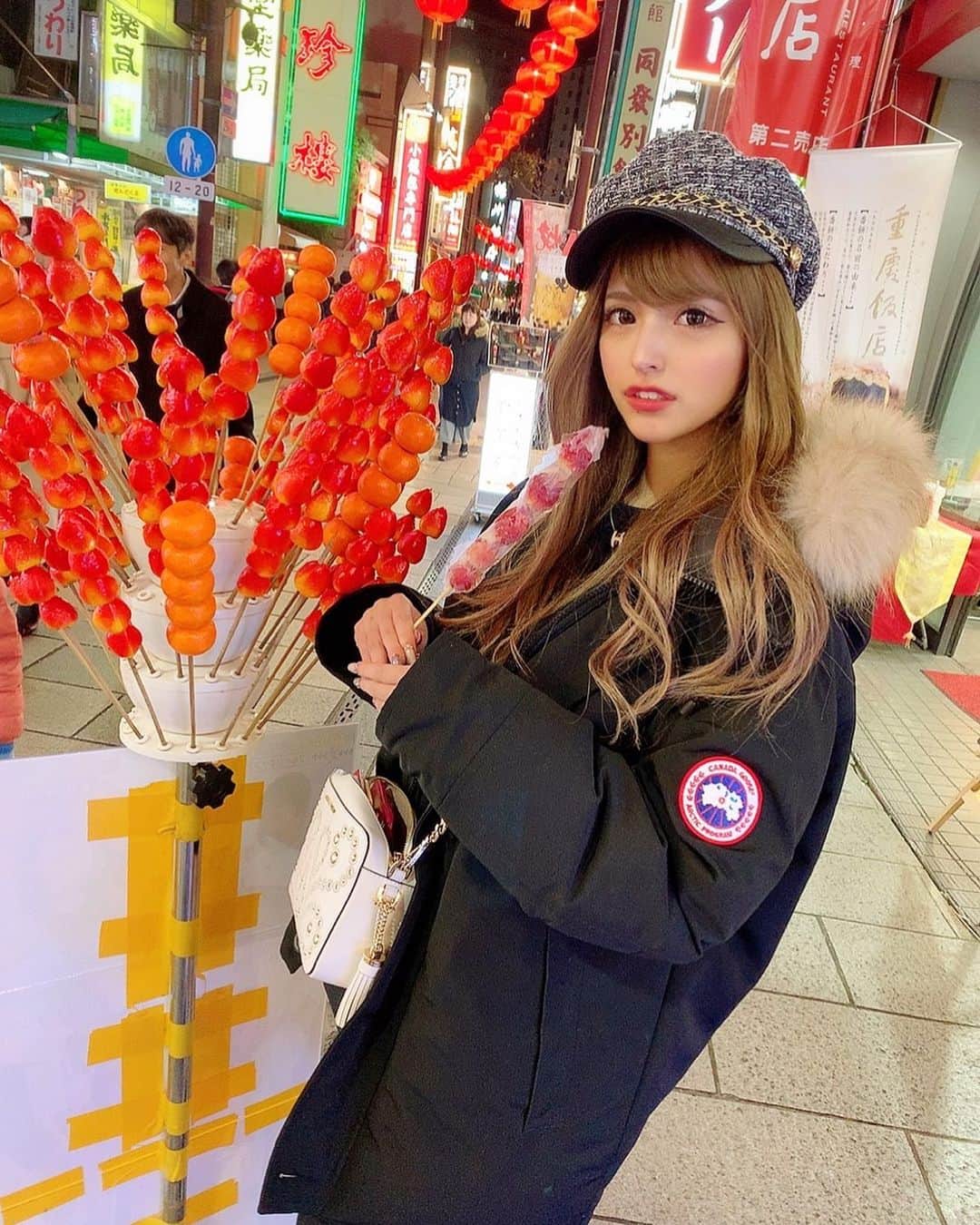 アンジェリカのインスタグラム：「🍓🍓 . 中華街♛でいちご飴🍓💜 おいちかった~!!ヨ(笑) 小籠包も食べたけどね🤣 . 🍓🍓 #中華街 #いちご飴 #美味しかった #イチゴ #instagood #instalike #instafood  #canadagoose #横浜」