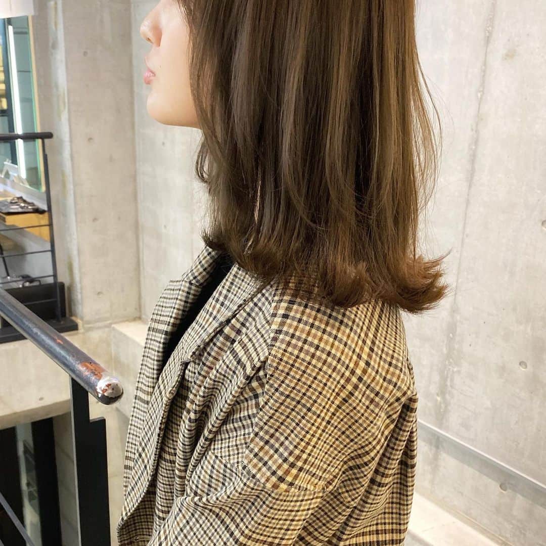 小屋侑大さんのインスタグラム写真 - (小屋侑大Instagram)「【 #赤みが苦手な私 】 今回はこちら🙋‍♂️ 右スワイプで詳細ありです！ . . 今回は人気のカーキとキャメルをMIX！ 柔らかくて透明感があって、赤みの無い色がいい！との事だったので、こだわって配合しました🙌  赤みが出やすい髪も、 硬くごわつく髪も柔らかく見えますよー！ . 僕だけの感性で 『あなたに似合う』を。  Waysオリジナルメニューの  #シークレットハイライト との組み合わせがおすすめです。 . 日本人特有の髪の嫌な赤みを除去して透明感ある髪色に✨ . 髪色を長く楽しむ為にはホームケアも重要です！ @ways.product  がシークレットハイライトとの相性抜群です😆 . 画像を保存して参考にして下さいね👍 .  サロン→ @waystokyo . 【サロン予約】 プロフィールのリンクからネット予約へ✂️ ネット予約が取れない場合は電話予約で受付可能です☎︎. お気軽にお越し下さい😊 . . . #小屋ヘア #イエローベース#ブルーベース#ミディアムレイヤー #レイヤーカット #ミディアムヘア#外ハネ#ばっさりカット #ロブヘア#セミロング#プレ花嫁#グレージュ#ウェディングヘア #ベージュカラー #パールベージュ #ベージュコーデ #透明感カラー #シークレットハイライト #ハイライトカラー #waystokyo」11月30日 21時35分 - koyahair