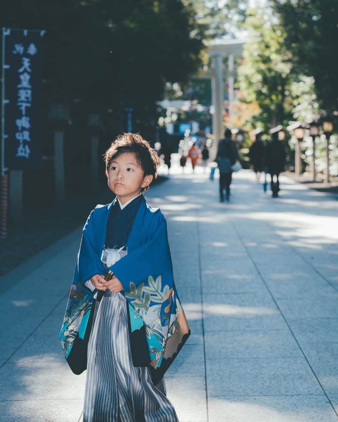 高橋菜摘のインスタグラム：「. 七五三post♡ 息子のくるくる変化する表情を たくさん押さえてくれた。 こんなにも色んな顔を持つんだね。 今回仲良しパパに頼んだから リラックスしていい顔するか 嬉しくていつもみたいに ふざけちゃうか どっちに転ぶかすごく不安で 実際迎えた当日。 どちらかというと後者でした。🤣 (やっぱりな🤭) データが来るまで将来に残せる写真 何枚くらいあるかなぁ💭 なんて思ってたけど いざ送られてきたデータは どれも素晴らしい物でした😌 ありがとう @ume0811 . . ふざけてる姿さえ様になってて かっこよく愛おしく。 120枚近くの写真は全て宝物。 全部は載せきれないけど ここに、残しておこうっと。 七五三post続きます🔜 ________________ #七五三 #七五三5歳 #七五三撮影  #753 #753撮影 #袴 #5歳 #5歳男の子  #ママリ#成長記録 #キッズモデル  #神社 #七五三ママ #着物 #親子」