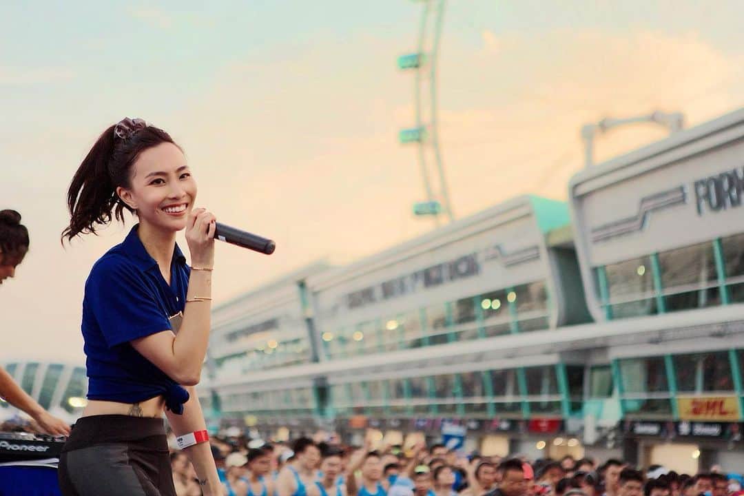 ソニアのインスタグラム：「An absolute pleasure every year 💯7 hours straight of dancing, jumping, hosting (and sweating my butt off haha) for 50,000 of you... never gets old! 🤪 I’ll see you at the finish line #SCSM2019!! We go on till late! @sgmarathon #PUMAsg  PC: @nicolequek」