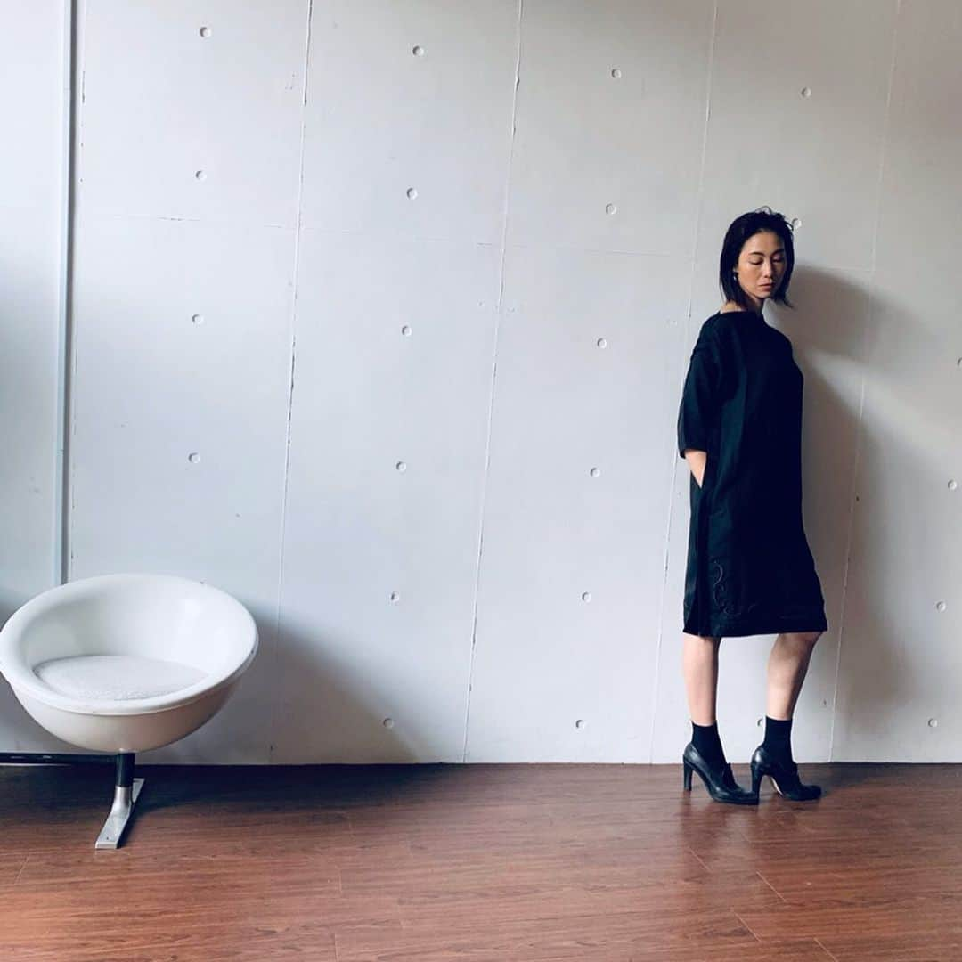 佐藤康恵さんのインスタグラム写真 - (佐藤康恵Instagram)「今日は〈evaloren〉エバローレンの撮影でした♡🎞 かっこいい服を纏い今日はモデルモード 素材もシルエットも全ての洋服にデザイナー坂巻さんの想いが詰まっています♡☆♡☆♡☆ 愛する服。 愛される私。  心を込めれば伝わるぬくもり。  evaloren Y,S Jewel  #evalorenを着る #佐藤康恵モデルモード #女優 #らぶ #love #ラブ #洋服好き #ファッション #奇を衒わない #代官山  #」11月30日 21時51分 - yasuesato.official