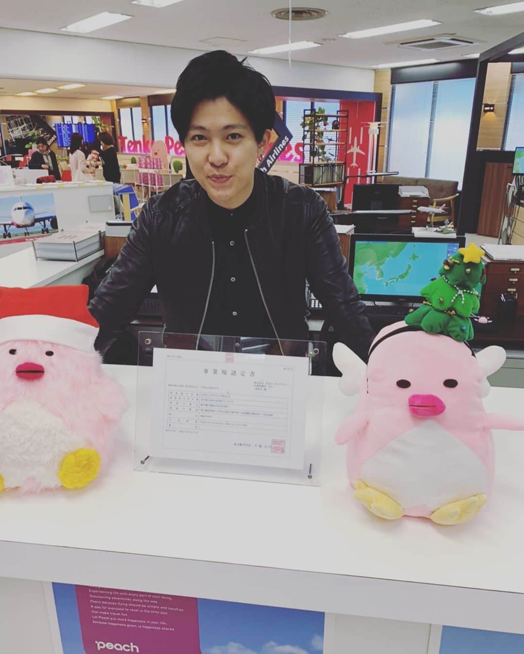 小川貴之のインスタグラム：「おっさんずラブ in the skyの撮影現場にお邪魔した際にパシャリ。 撮影現場のアイテム全て細部まで手が混んでいて、見ているだけでとても楽しかったです！ トロフィーであったり賞状だったり文字情報までびっしりと作られていて、、、泣 ドラマチームの本気が視聴者の方が見えないところまで行き届いていて感動しました！ 今夜の放送も楽しみです！ #sumika  #おっさんずラブinthesky」