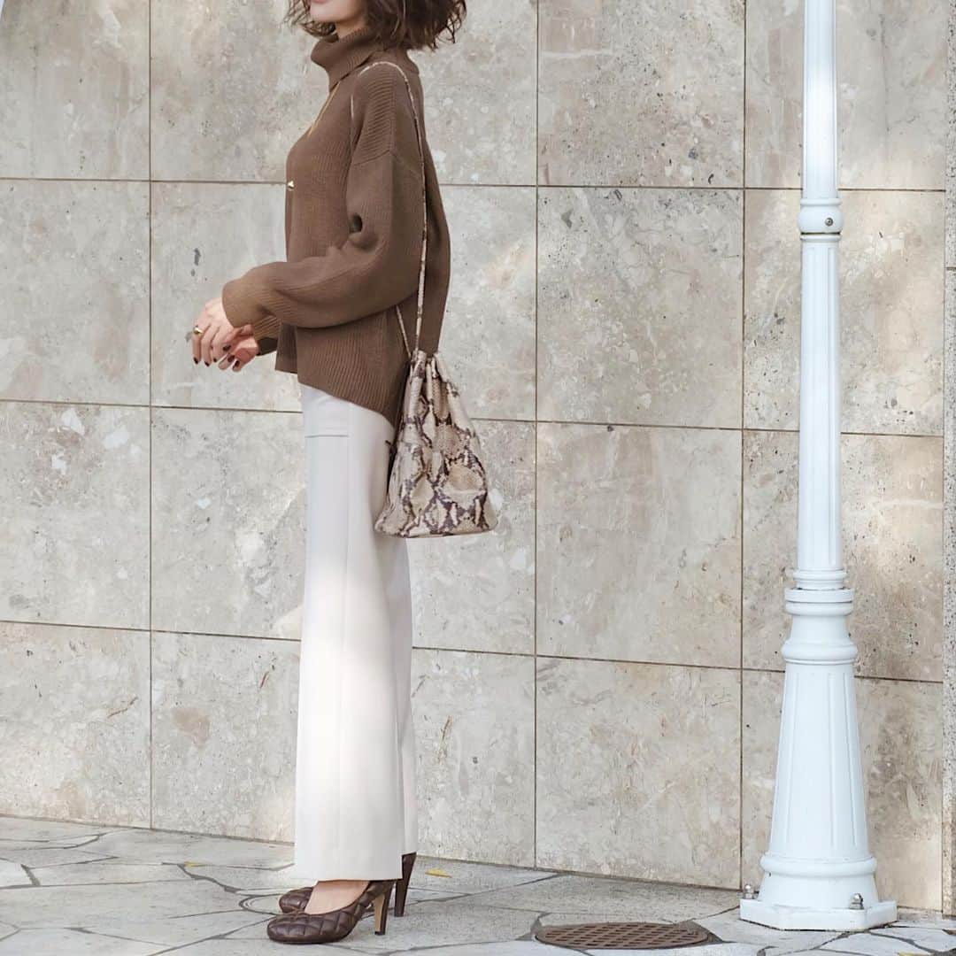 j.chikaさんのインスタグラム写真 - (j.chikaInstagram)「🍂﻿ ﻿ brown × beige ﻿ ﻿ 苦手だったけど﻿ 着る頻度高くなったなぁ🍂﻿ ﻿ ﻿ 脚をまっすぐ綺麗に見せてくれるパンツ﻿ ミルクたっぷりロイヤルミルクティーみたいで﻿ ブラウンにぴったり♡﻿ ﻿ ﻿ knit…#sysorus @sysorus.select ﻿ pants…#STATEOFMIND @stateofmind.som﻿ bag…#marcomasi @marco.masi.milano  shoes…#newbottega @newbottega﻿ ﻿ ﻿ #coordinate#ootd#outfit#コーディネート#ニットコーデ#パンツコーデ#ステートオブマインド#パイソンバッグ#ブラウン#ベージュ」11月30日 21時47分 - chikako.hongo