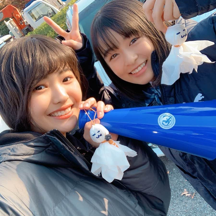 森七菜さんのインスタグラム写真 - (森七菜Instagram)「高校サッカー、神奈川県大会決勝の応援へ⚽️ 白熱した試合でした‼️選手の皆さんお疲れさまでした。 そして、そして！応援歌を歌う三阪咲さんとも初対面💕💕キックオフライブを初めて見て、もりなな、感動して涙していたのはここだけの秘密🤫 #高校サッカー #神奈川県大会  #応援歌 #繋げ！#12月5日発売  #全国高校サッカー選手権大会 #12月30日開幕」11月30日 21時48分 - morinana_official