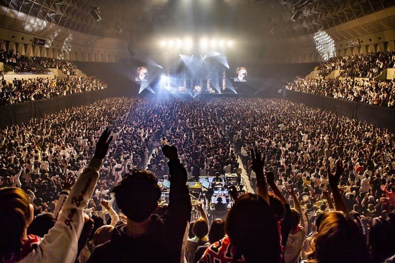 藤原広明さんのインスタグラム写真 - (藤原広明Instagram)「『都会のラクダ ″ホール＆ライブハウス+アリーナ″ TOUR 2019-2020 ～スーパー立ちと座りと、ラクダ放題～』 神戸ワールド記念ホール  神戸のあなたにびっくらぶっ！！🦍🦍🦍🦍 photo by @cazrowAoki」11月30日 21時59分 - hiroaki_drums_superbeaver