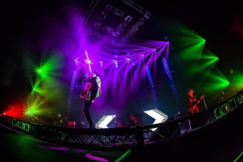 藤原広明のインスタグラム：「『都会のラクダ ″ホール＆ライブハウス+アリーナ″ TOUR 2019-2020 ～スーパー立ちと座りと、ラクダ放題～』 神戸ワールド記念ホール  神戸のあなたにびっくらぶっ！！🦍🦍🦍🦍 photo by @cazrowAoki」