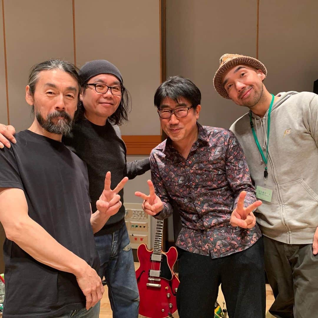 亀田誠治のインスタグラム：「今日もいつもの「明るいなかま」とレコーディング。せーのっでレコーディングする一発録りは本当に楽しい！デモや譜面で描いた設計図の規格を超えた愉快ななかまのプレイに「生きてる！」って実感する！😊」