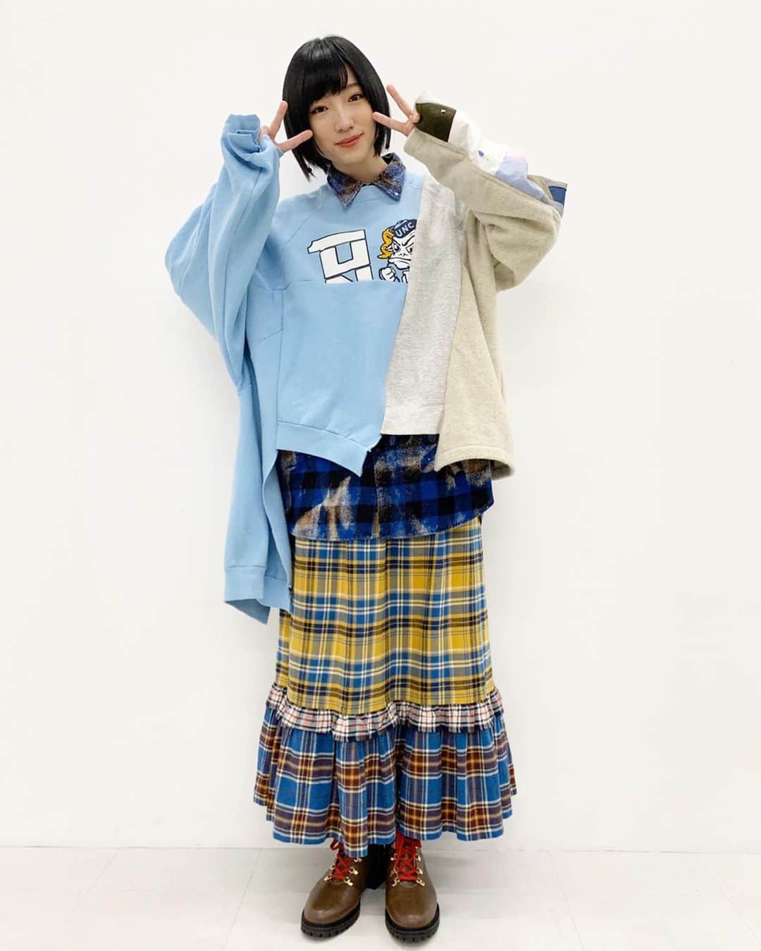 のインスタグラム：「太田夢莉ちゃん 「お渡し会」衣装  実はリメイクのビッグトレーナーの下にブルーのネルシャツを重ねていました。  なのでわかりにくいですが、全身チェックの夢莉さんでした。 ・ ✔︎Big Tops_ @nisaitoyou ・ ✔︎Blue Flannel Shirt_ @guernika_jpn・ ✔︎Long Skirt_ @beams_boy_harajuku・ ✔︎Trekking Short Boots_ @muveil_official・ ・ ご参考までに！ ・  #太田夢莉 #青 #お渡し会 #衣装 #myworks #styling #fashion #coordinate  #casual #vintage #mood #ootd #outfit #fashionaddict  #street #style」